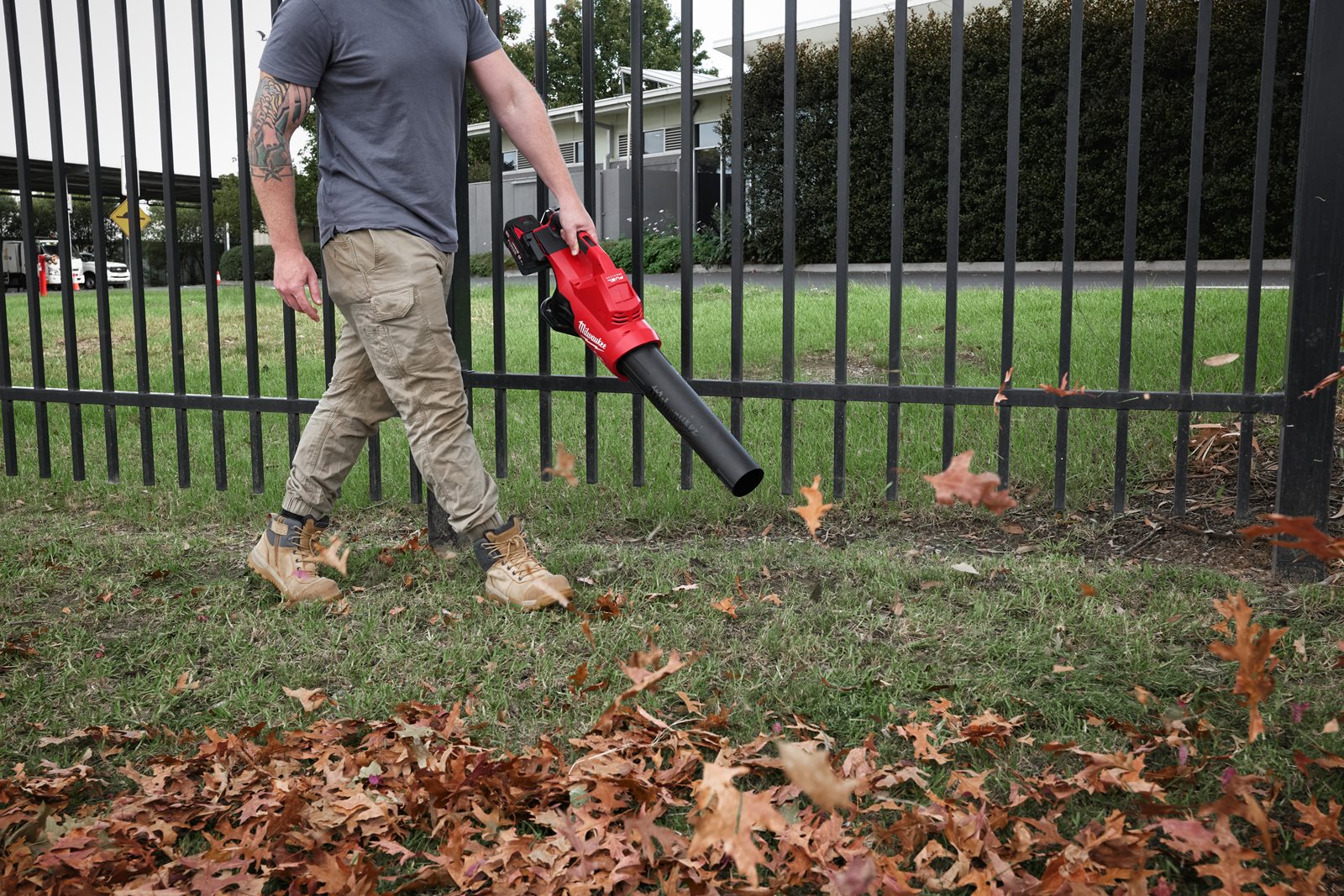 Suflantă M18 FUEL cu doi acumulatori Milwaukee M18 F2BL-0 - in utilizare 10