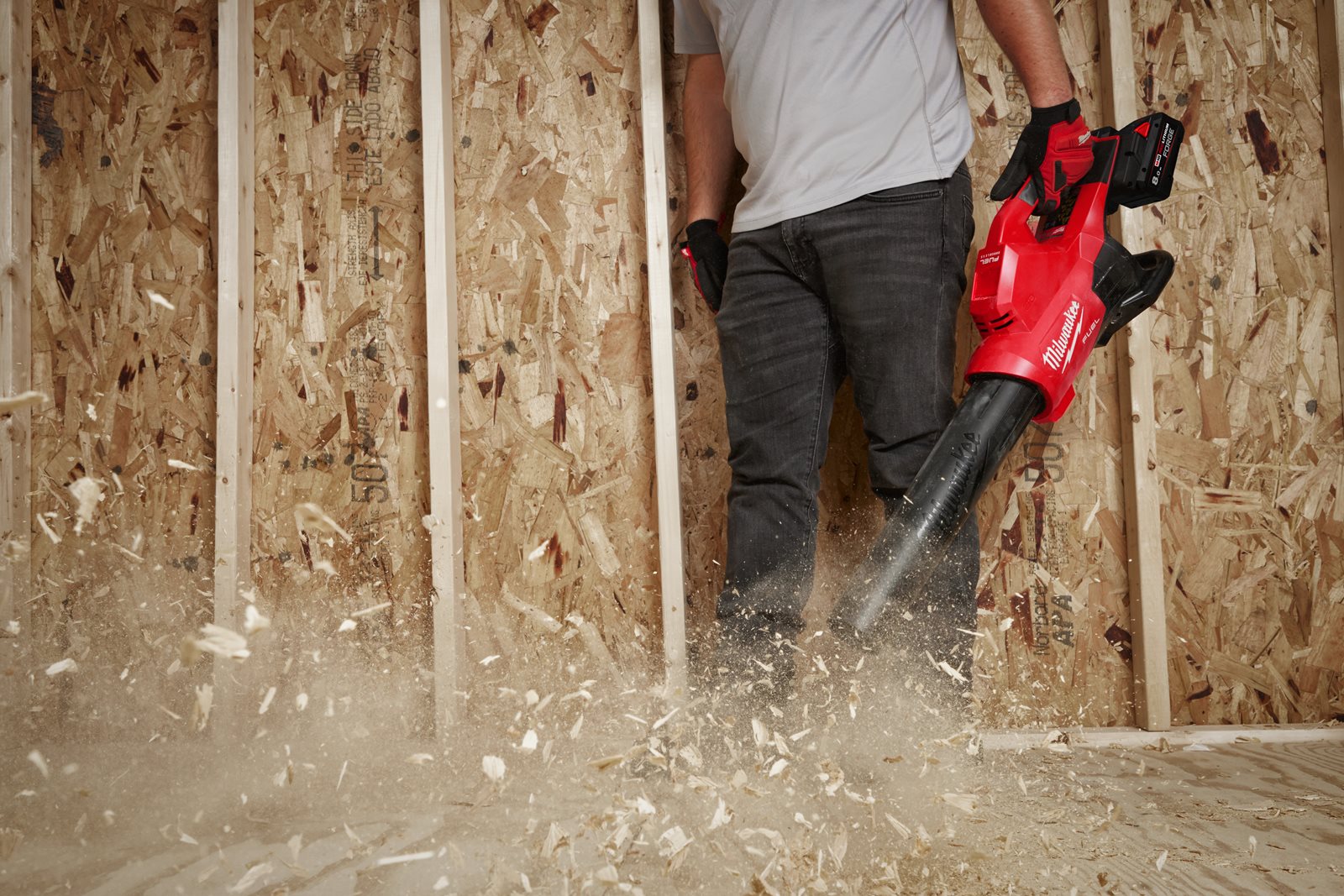 Suflantă M18 FUEL cu doi acumulatori Milwaukee M18 F2BL-0 - in utilizare 12