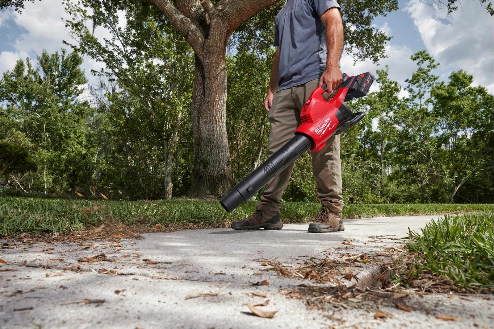 Suflantă M18 FUEL cu doi acumulatori Milwaukee M18 F2BL-0 - in utilizare 3