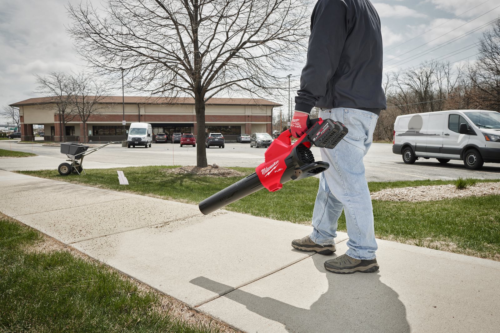 Suflantă M18 FUEL cu doi acumulatori Milwaukee M18 F2BL-0 - in utilizare 7