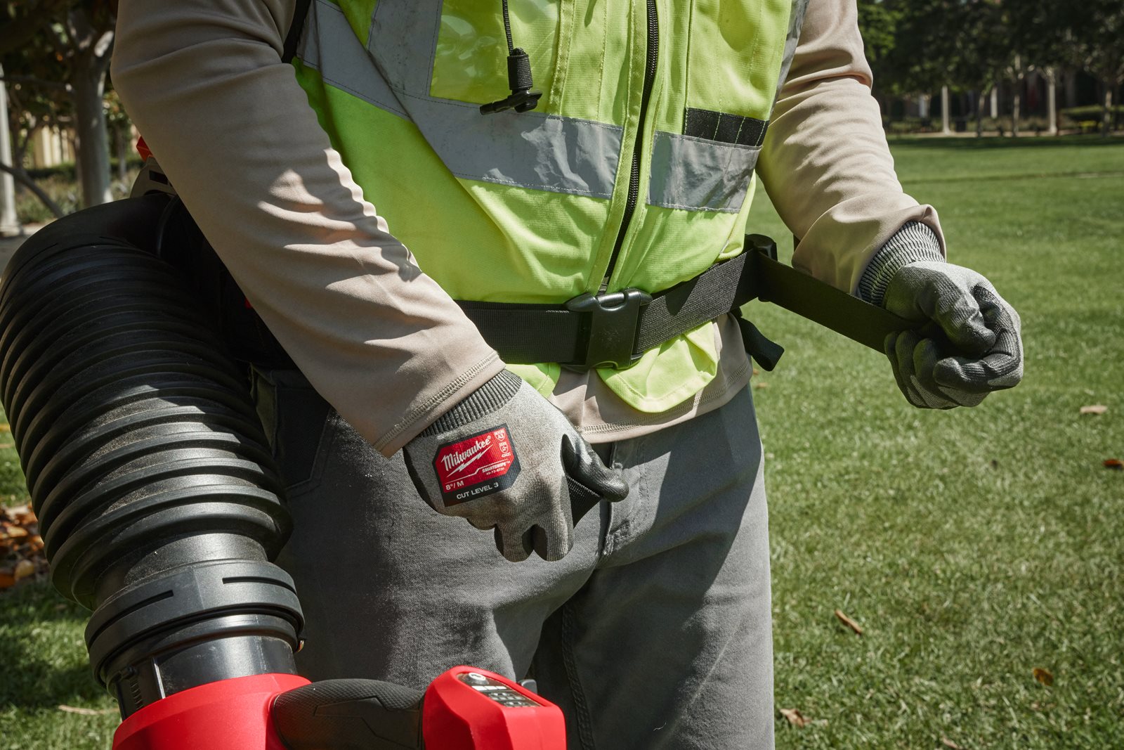 Suflantă M18 FUEL tip rucsac cu doi acumulatori Milwaukee M18 F2BPB-0 - in utilizare 14