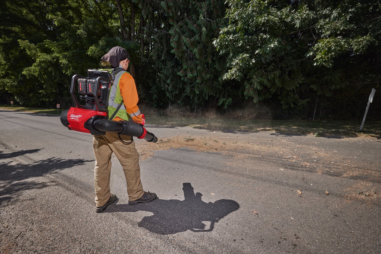 Suflantă M18 FUEL tip rucsac cu doi acumulatori Milwaukee M18 F2BPB-0 - in utilizare 2