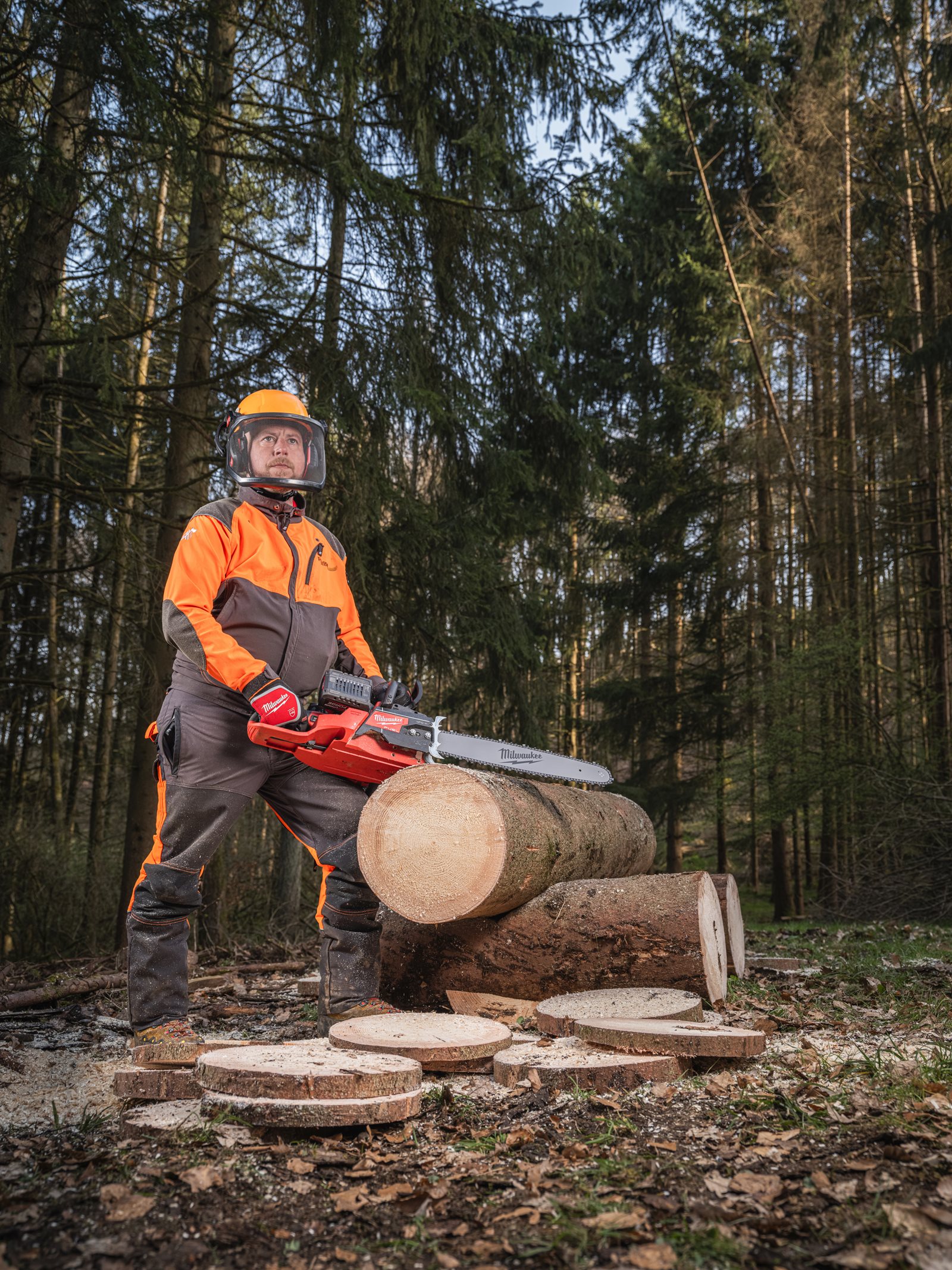Fierăstrău cu lanț cu 2 acumulatori M18 FUEL 50 cm Milwaukee M18 F2CHS50-0 - in utilizare 11