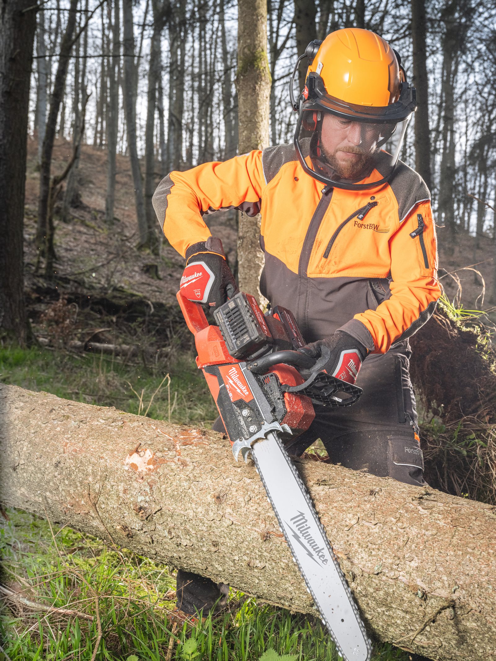 Fierăstrău cu lanț cu 2 acumulatori M18 FUEL 50 cm Milwaukee M18 F2CHS50-0 - in utilizare 12