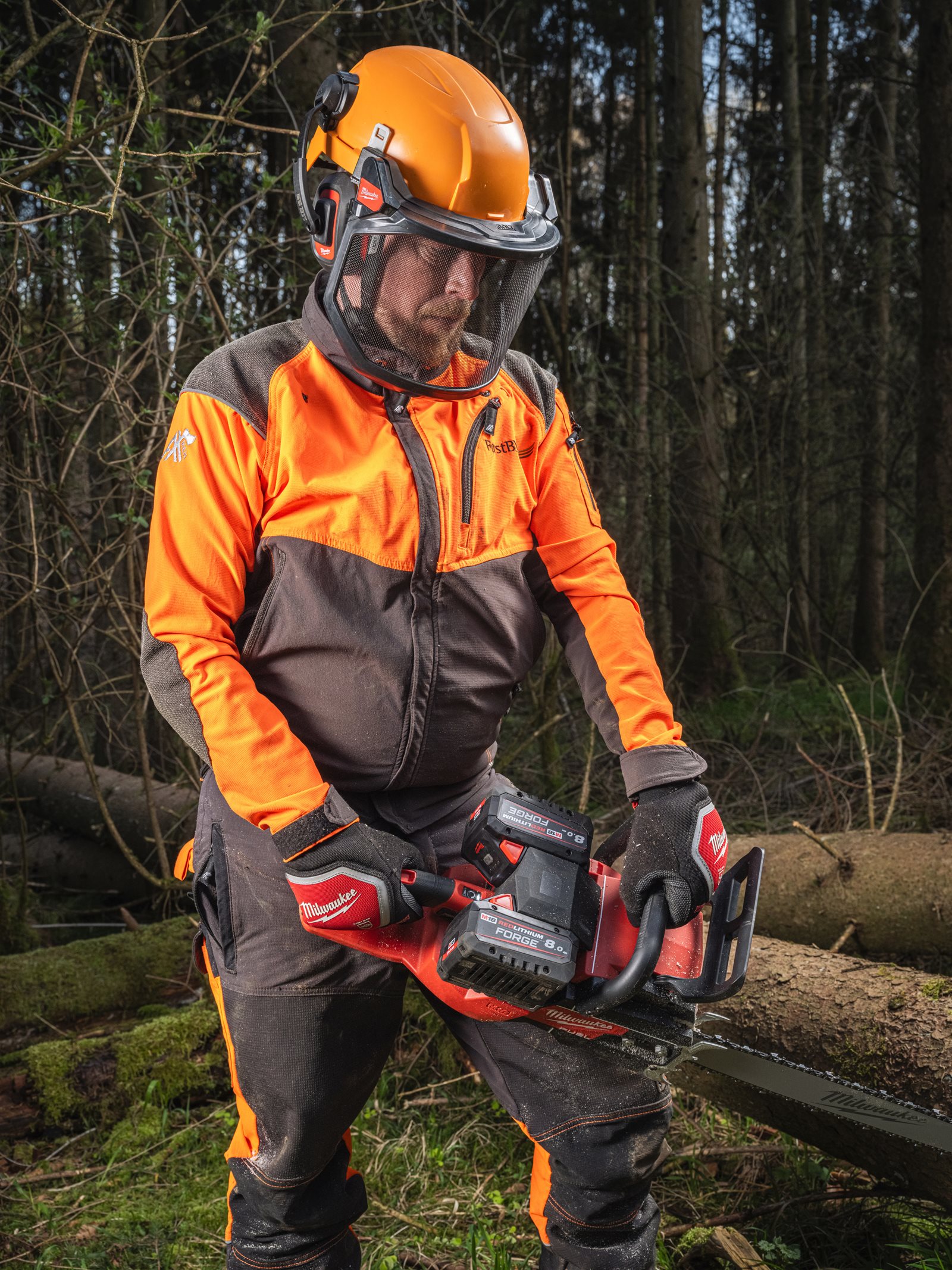 Fierăstrău cu lanț cu 2 acumulatori M18 FUEL 50 cm Milwaukee M18 F2CHS50-0 - in utilizare 13