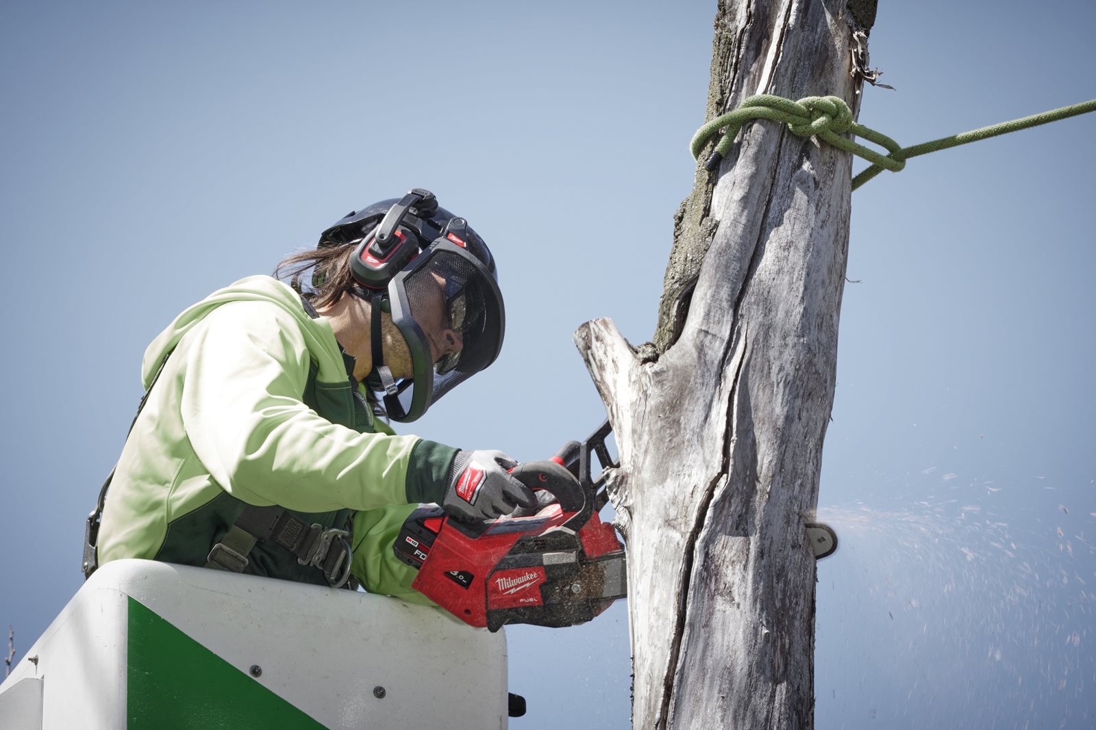 Fierăstrău cu lanț cu 2 acumulatori M18 FUEL 50 cm Milwaukee M18 F2CHS50-0 - in utilizare 16