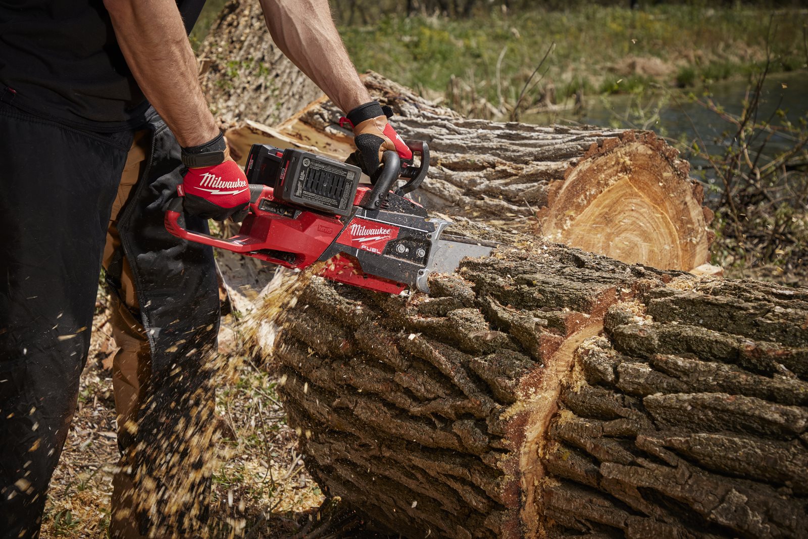 Fierăstrău cu lanț cu 2 acumulatori M18 FUEL 50 cm Milwaukee M18 F2CHS50-0 - in utilizare 19