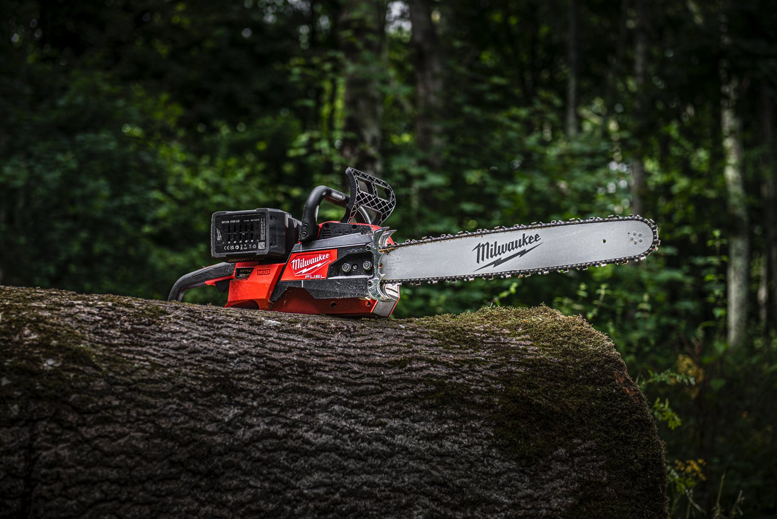 Fierăstrău cu lanț cu 2 acumulatori M18 FUEL 50 cm Milwaukee M18 F2CHS50-0 - in utilizare 3