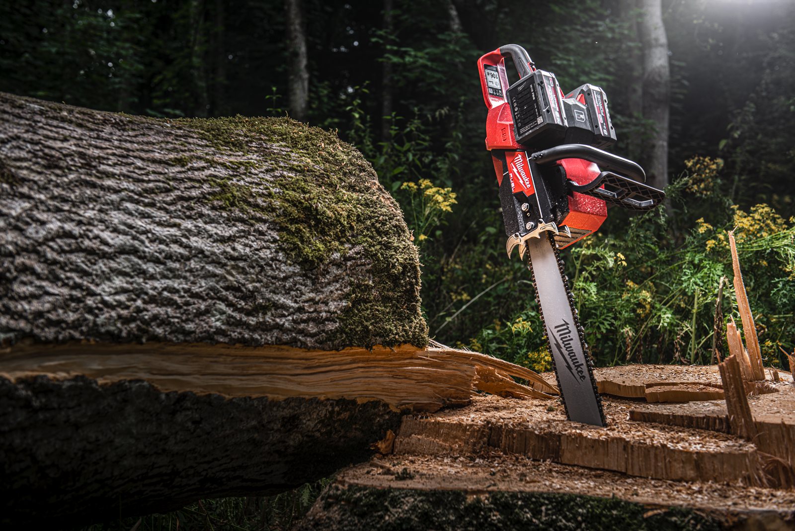 Fierăstrău cu lanț cu 2 acumulatori M18 FUEL 50 cm Milwaukee M18 F2CHS50-0 - in utilizare 4