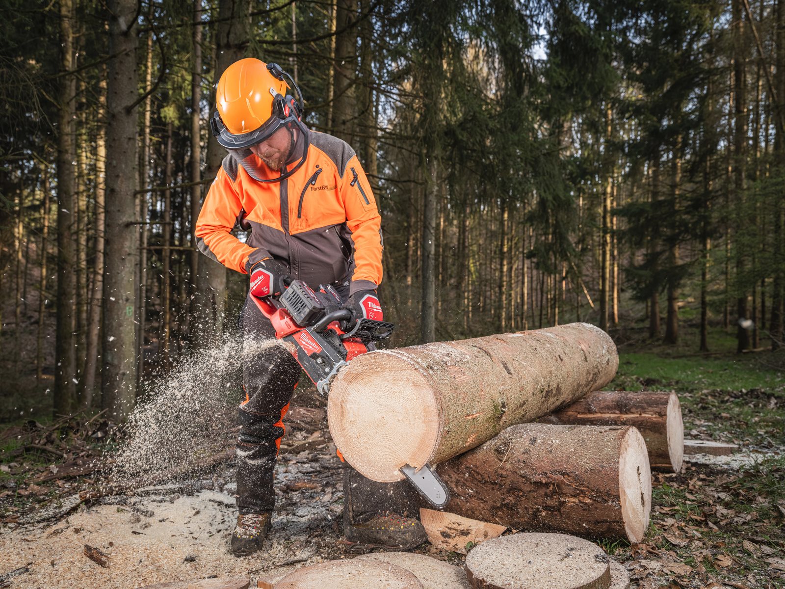 Fierăstrău cu lanț cu 2 acumulatori M18 FUEL 50 cm Milwaukee M18 F2CHS50-0 - in utilizare 6