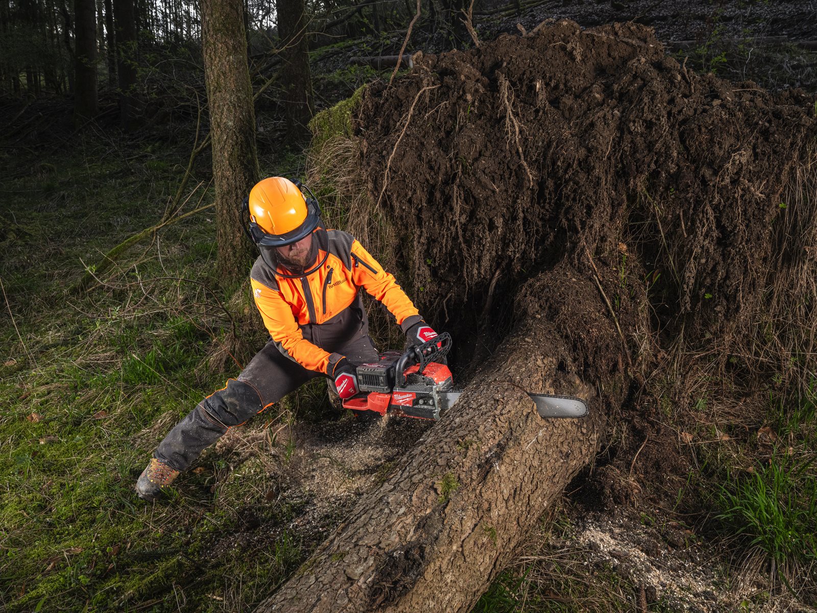 Fierăstrău cu lanț cu 2 acumulatori M18 FUEL 50 cm Milwaukee M18 F2CHS50-0 - in utilizare 7
