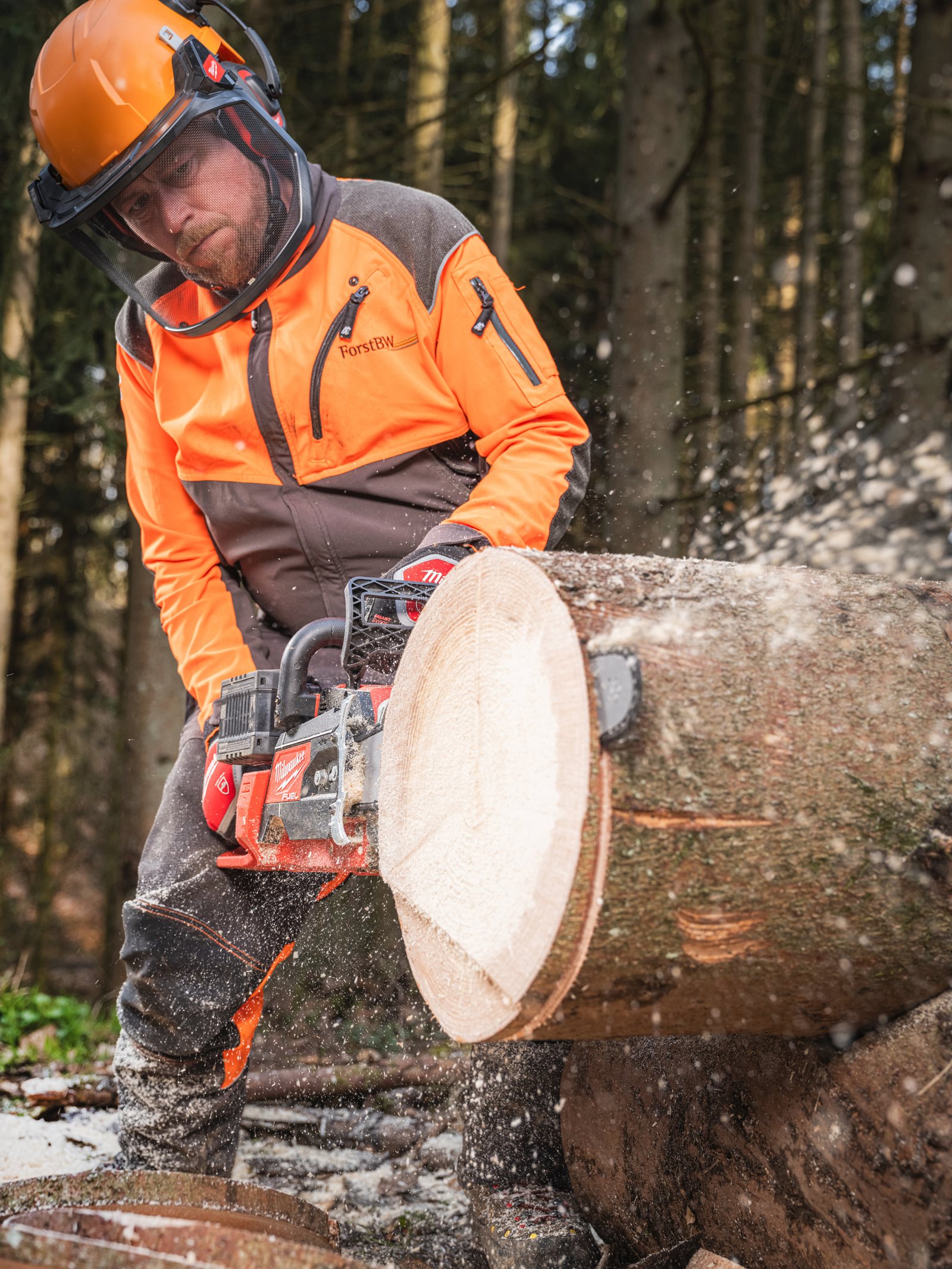 Fierăstrău cu lanț cu 2 acumulatori M18 FUEL 50 cm Milwaukee M18 F2CHS50-0 - in utilizare 8
