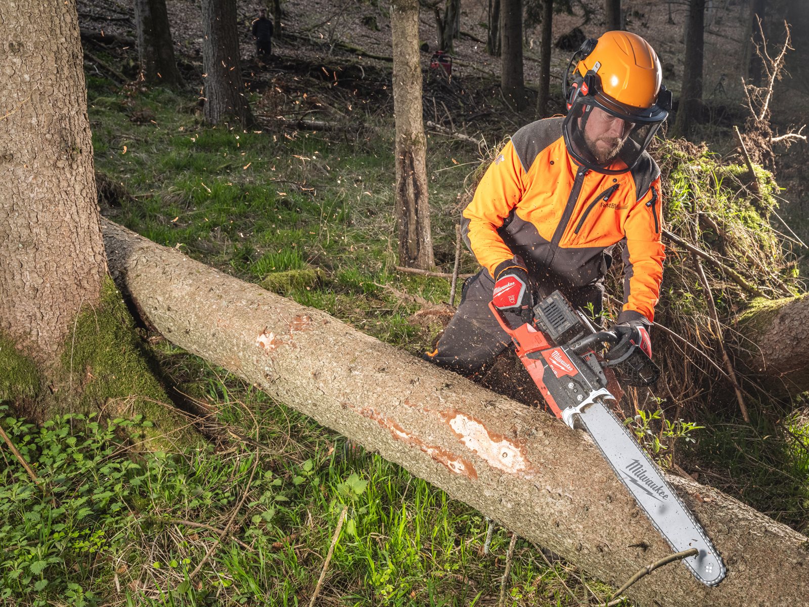 Fierăstrău cu lanț cu 2 acumulatori M18 FUEL 50 cm Milwaukee M18 F2CHS50-0 - in utilizare 9