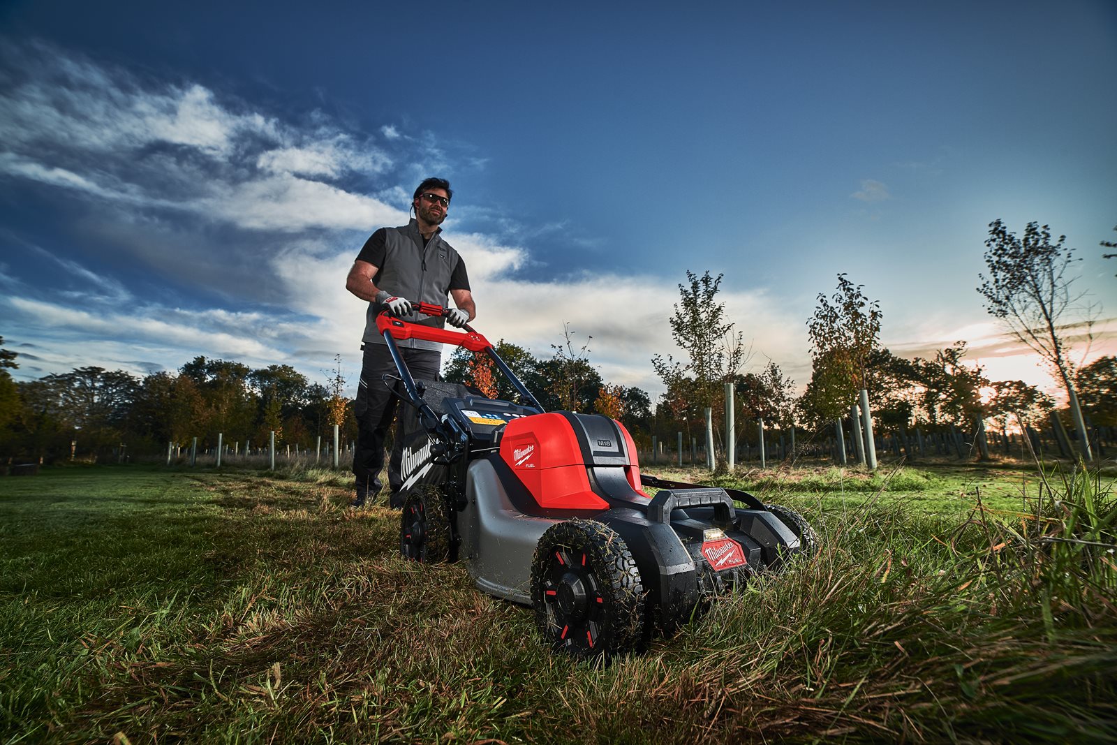 Mașină de tuns gazonul autopropulsată 46 cm M18 FUEL Milwaukee M18 F2LM46-0 - in utilizare 1