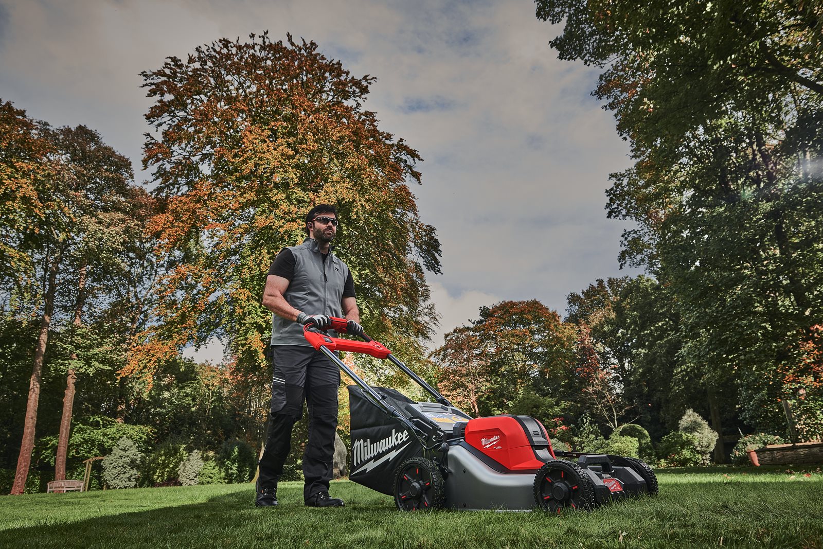 Mașină de tuns gazonul autopropulsată 46 cm M18 FUEL Milwaukee M18 F2LM46-0 - in utilizare 2
