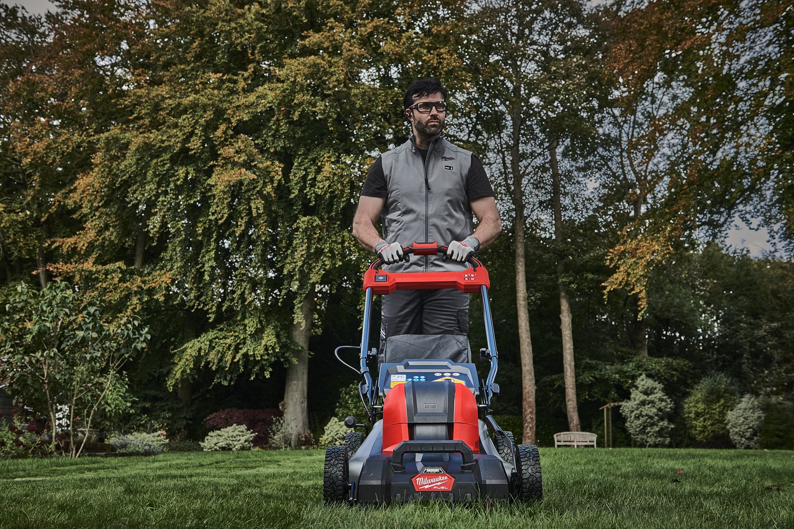 Mașină de tuns gazonul autopropulsată 46 cm M18 FUEL Milwaukee M18 F2LM46-0 - in utilizare 3