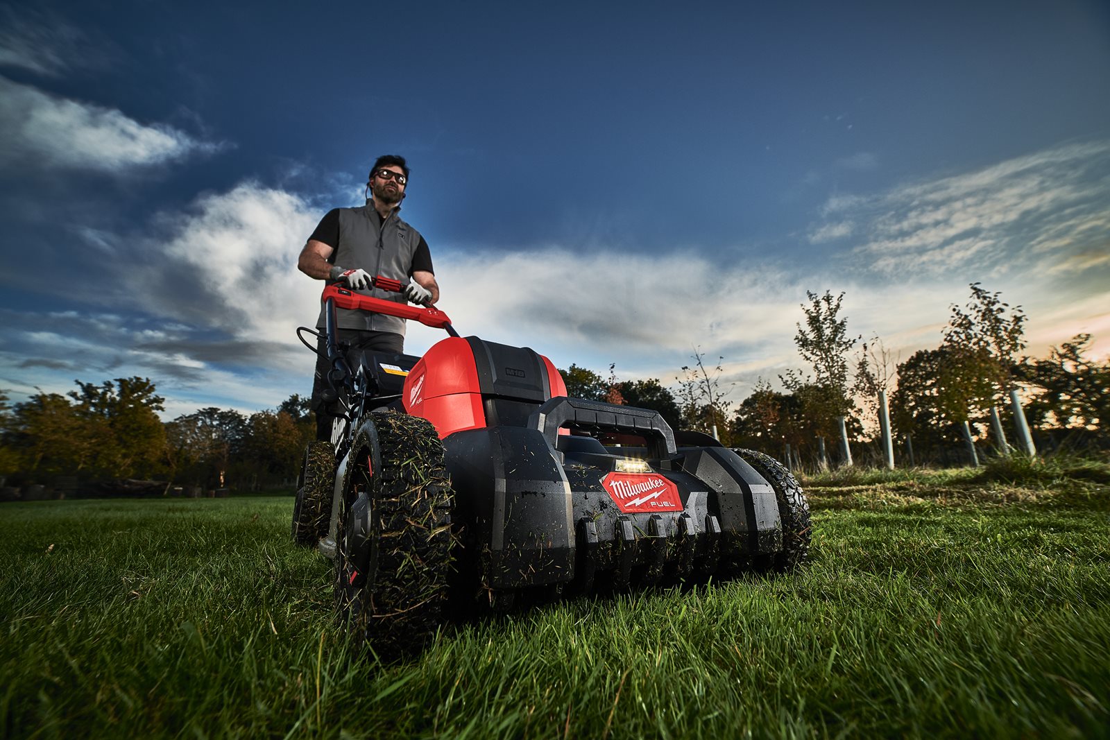 Mașină de tuns gazonul autopropulsată 46 cm M18 FUEL Milwaukee M18 F2LM46-0 - in utilizare 4