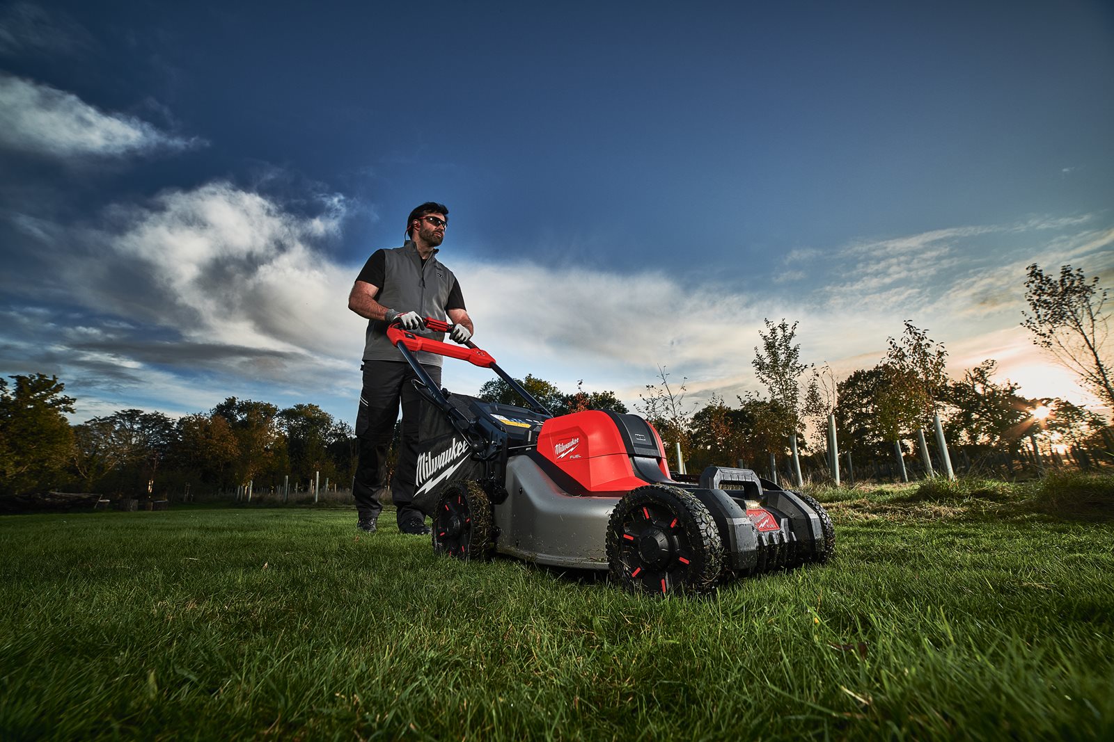 Mașină de tuns gazonul autopropulsată 46 cm M18 FUEL Milwaukee M18 F2LM46-0 - in utilizare 5