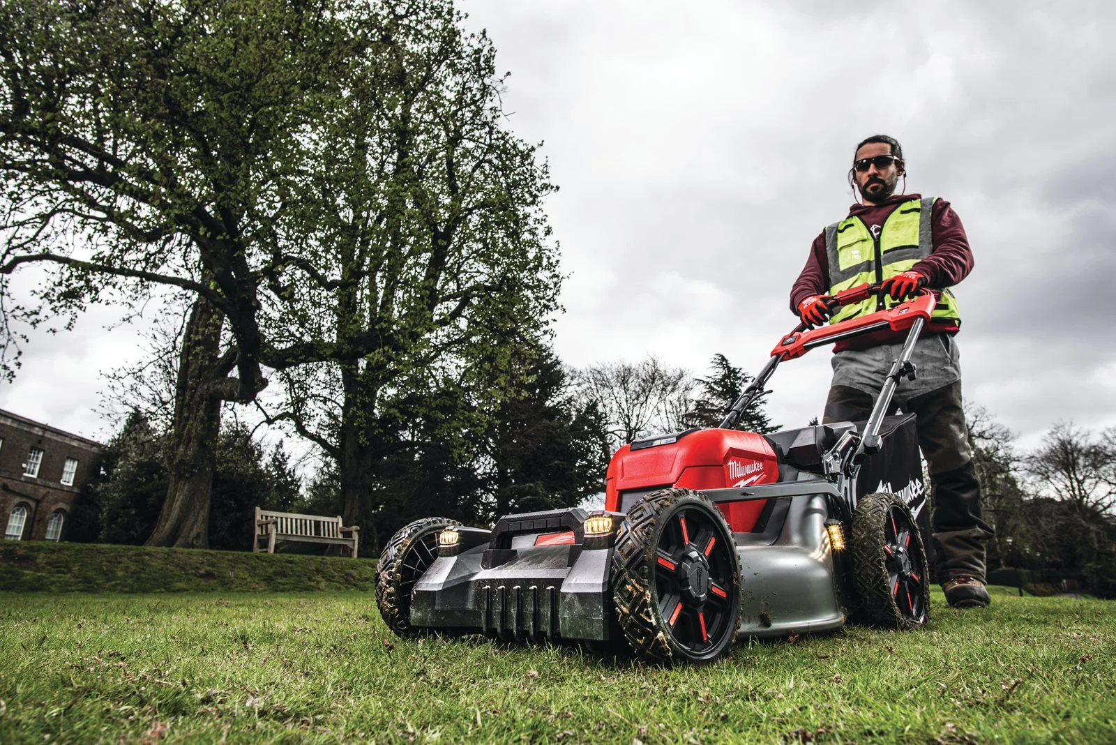 Mașină de tuns gazonul autopropulsată 53 cm M18 FUEL Milwaukee M18 F2LM53-0 - in utilizare 1