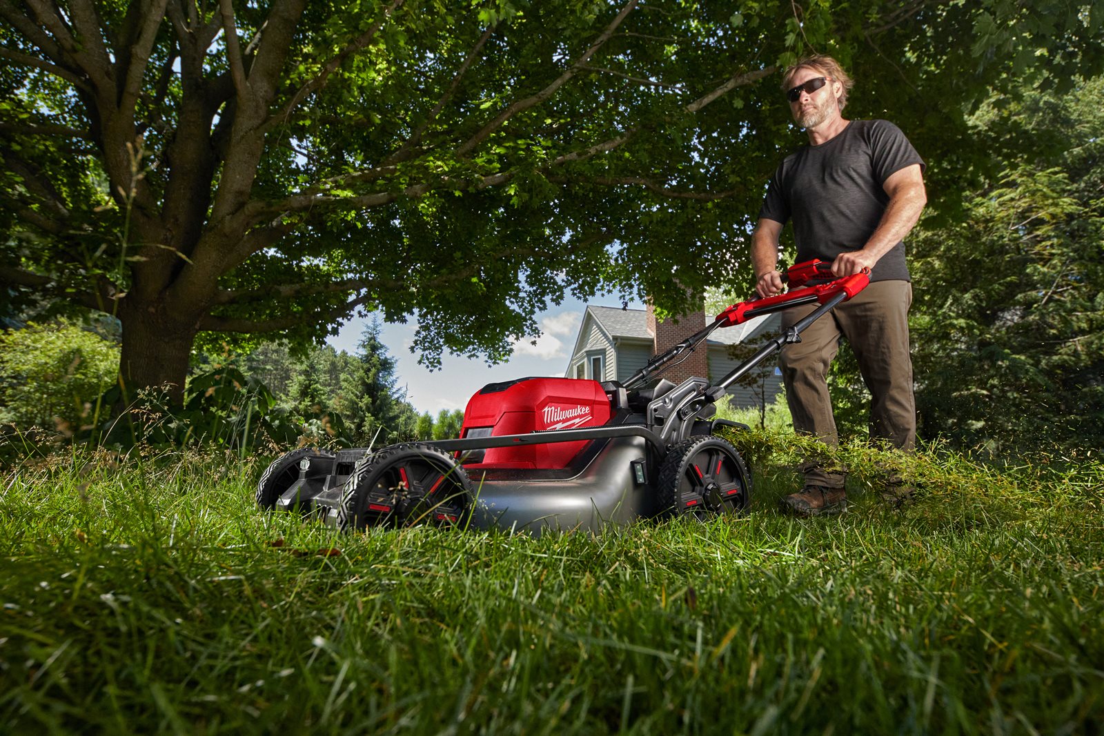 Mașină de tuns gazonul autopropulsată 53 cm M18 FUEL Milwaukee M18 F2LM53-0 - in utilizare 10