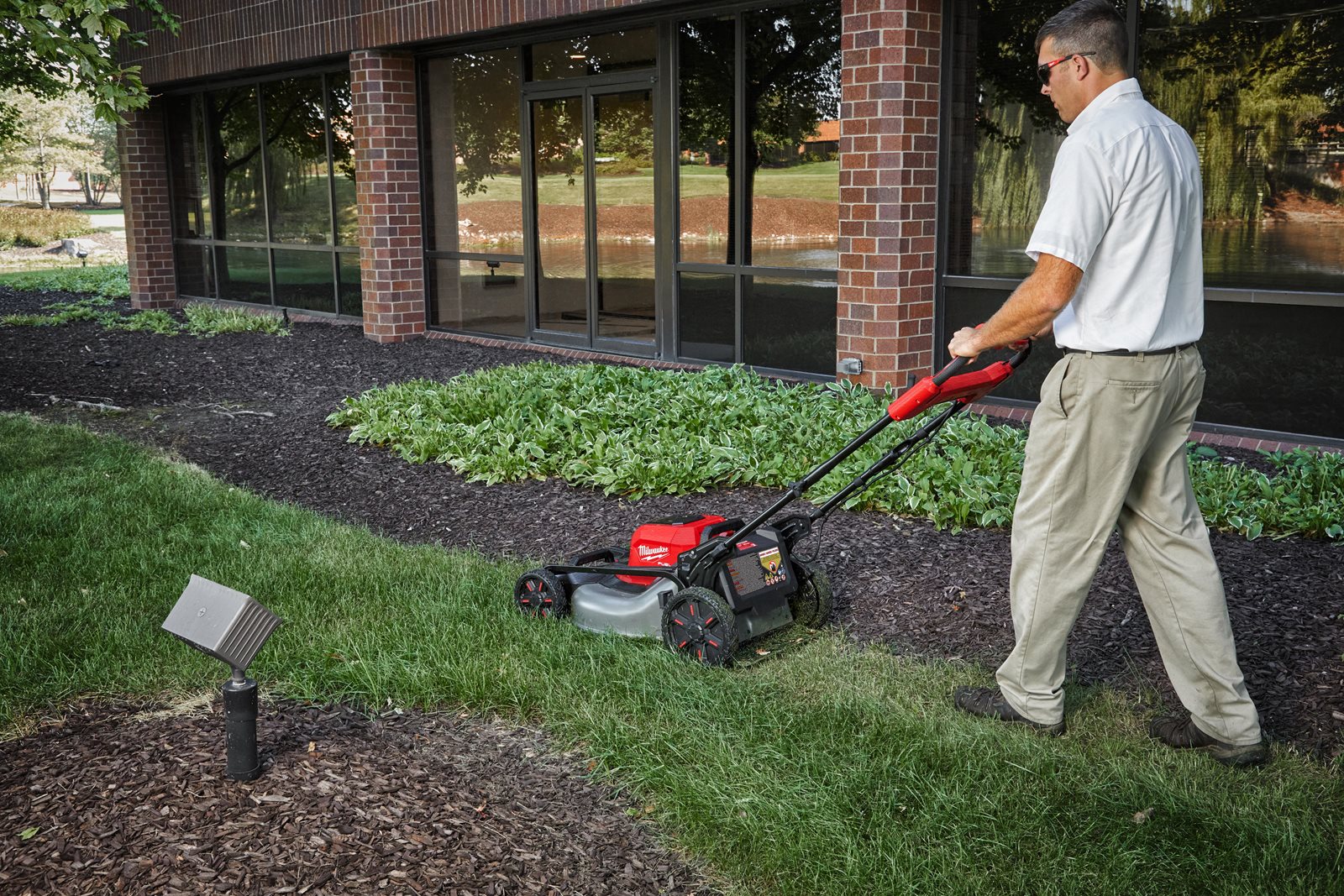 Mașină de tuns gazonul autopropulsată 53 cm M18 FUEL Milwaukee M18 F2LM53-0 - in utilizare 11