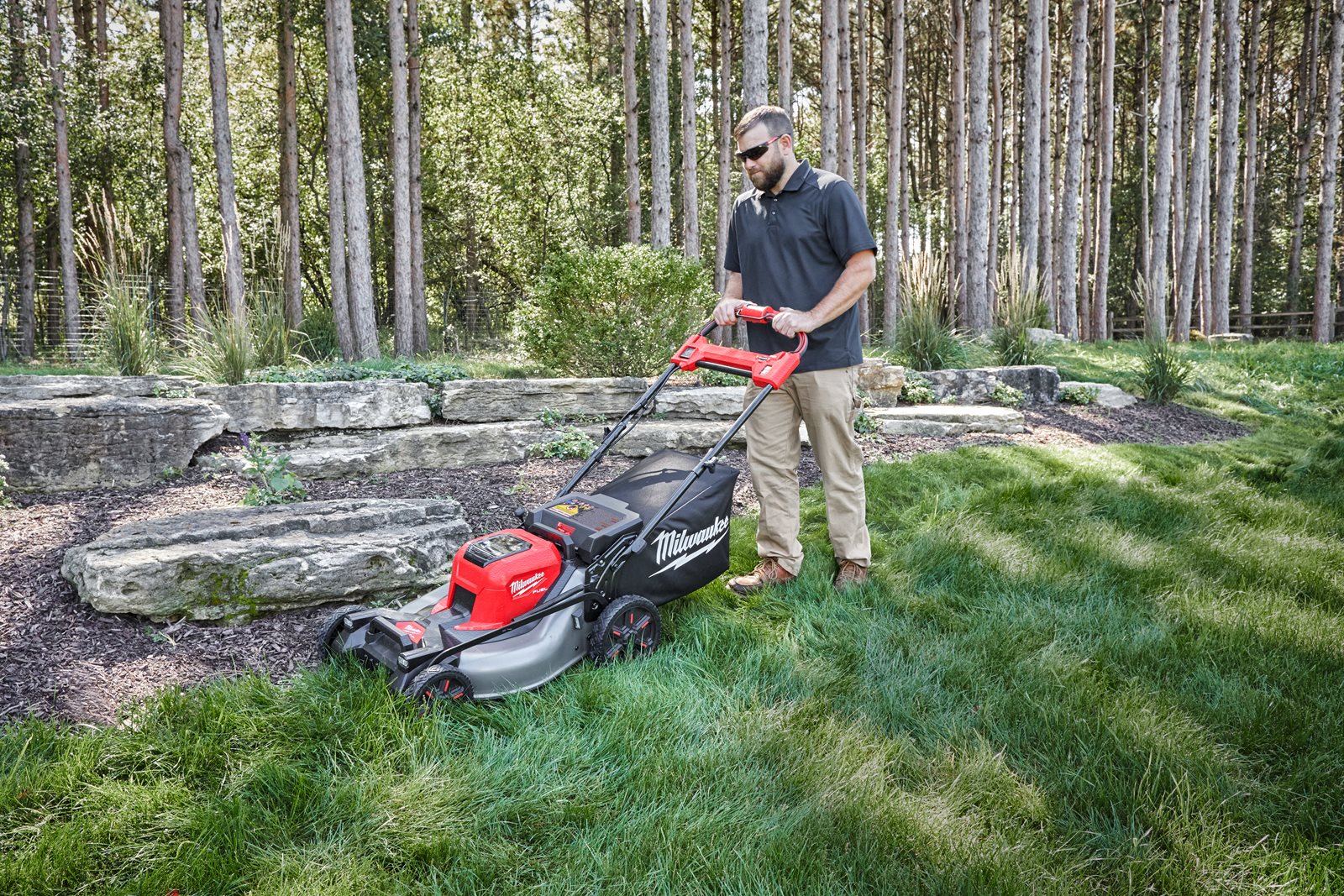 Mașină de tuns gazonul autopropulsată 53 cm M18 FUEL Milwaukee M18 F2LM53-0 - in utilizare 12