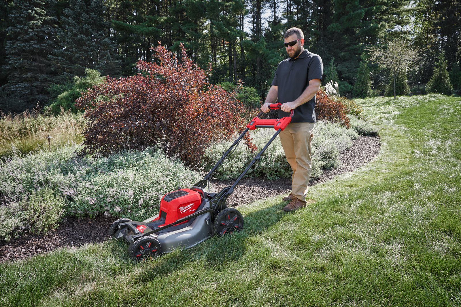 Mașină de tuns gazonul autopropulsată 53 cm M18 FUEL Milwaukee M18 F2LM53-0 - in utilizare 13