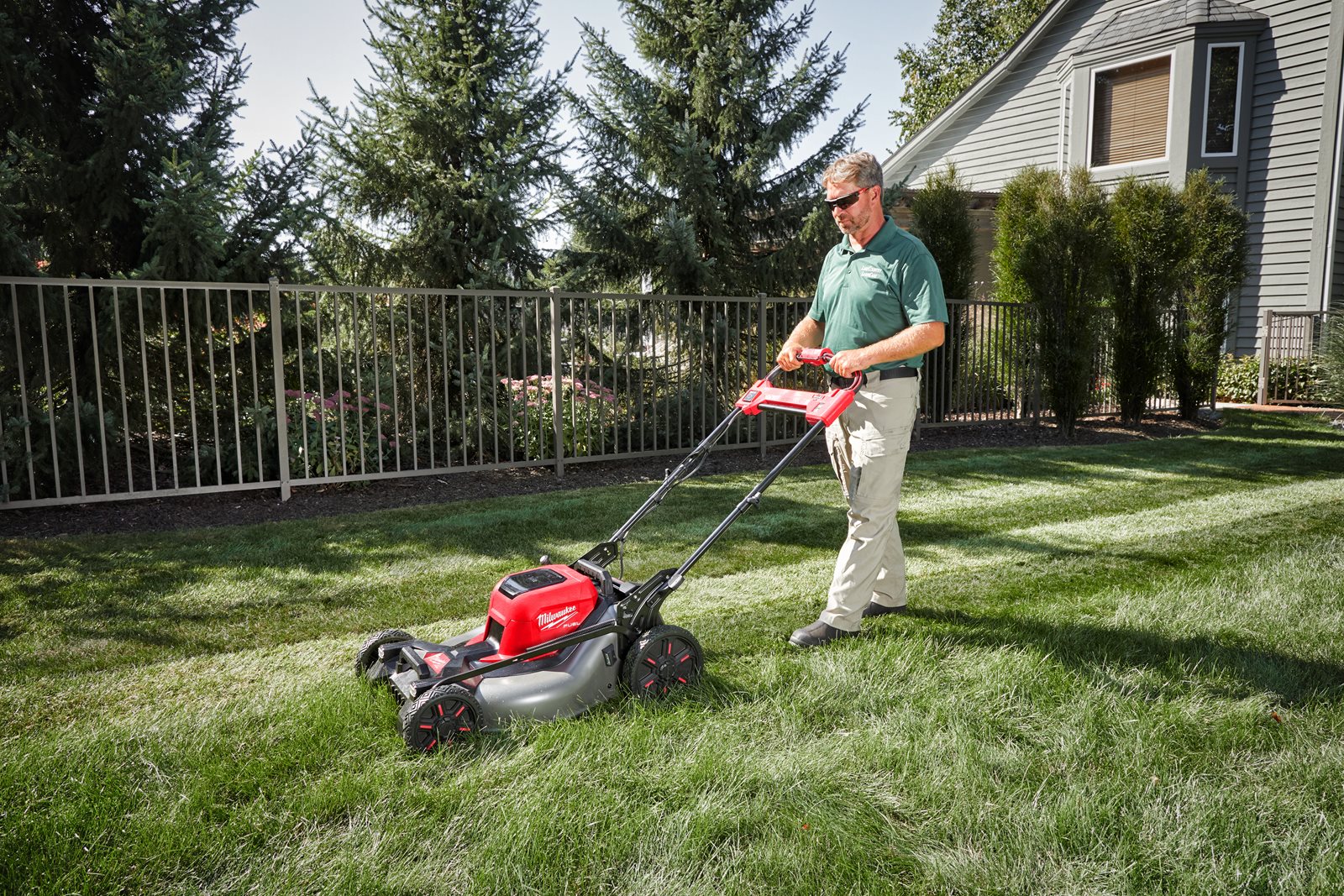 Mașină de tuns gazonul autopropulsată 53 cm M18 FUEL Milwaukee M18 F2LM53-0 - in utilizare 14