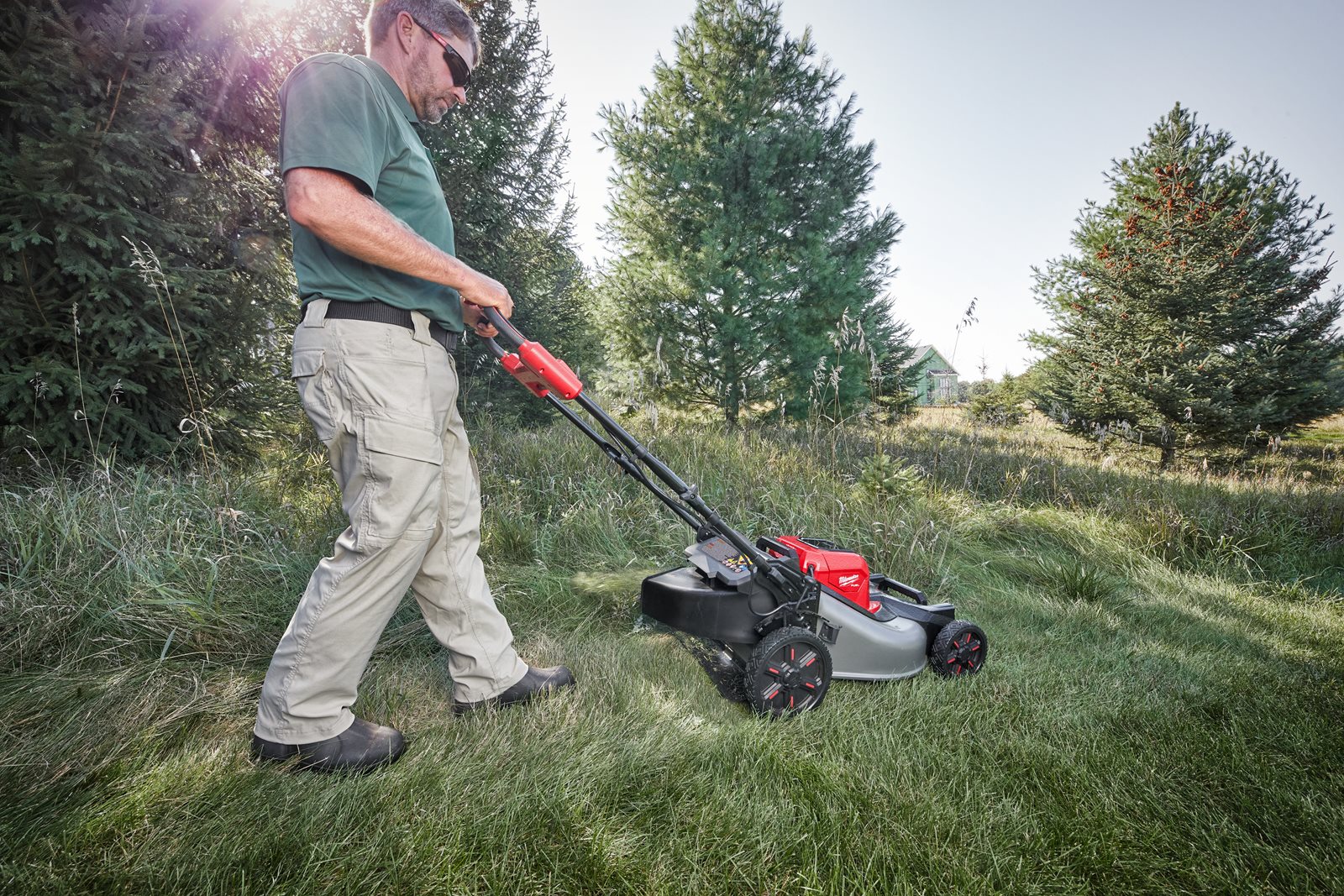 Mașină de tuns gazonul autopropulsată 53 cm M18 FUEL Milwaukee M18 F2LM53-0 - in utilizare 15