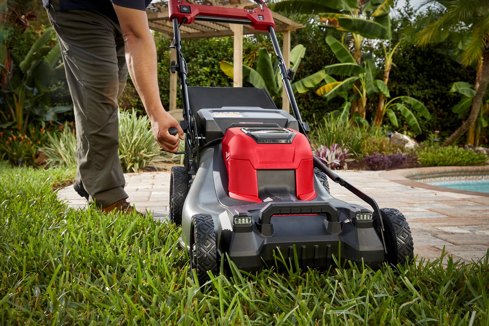 Mașină de tuns gazonul autopropulsată 53 cm M18 FUEL Milwaukee M18 F2LM53-0 - in utilizare 16