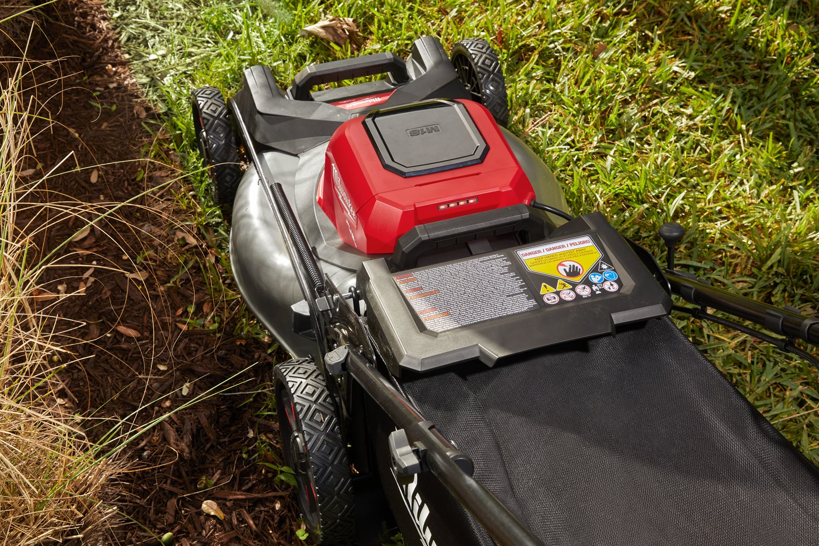 Mașină de tuns gazonul autopropulsată 53 cm M18 FUEL Milwaukee M18 F2LM53-0 - in utilizare 17