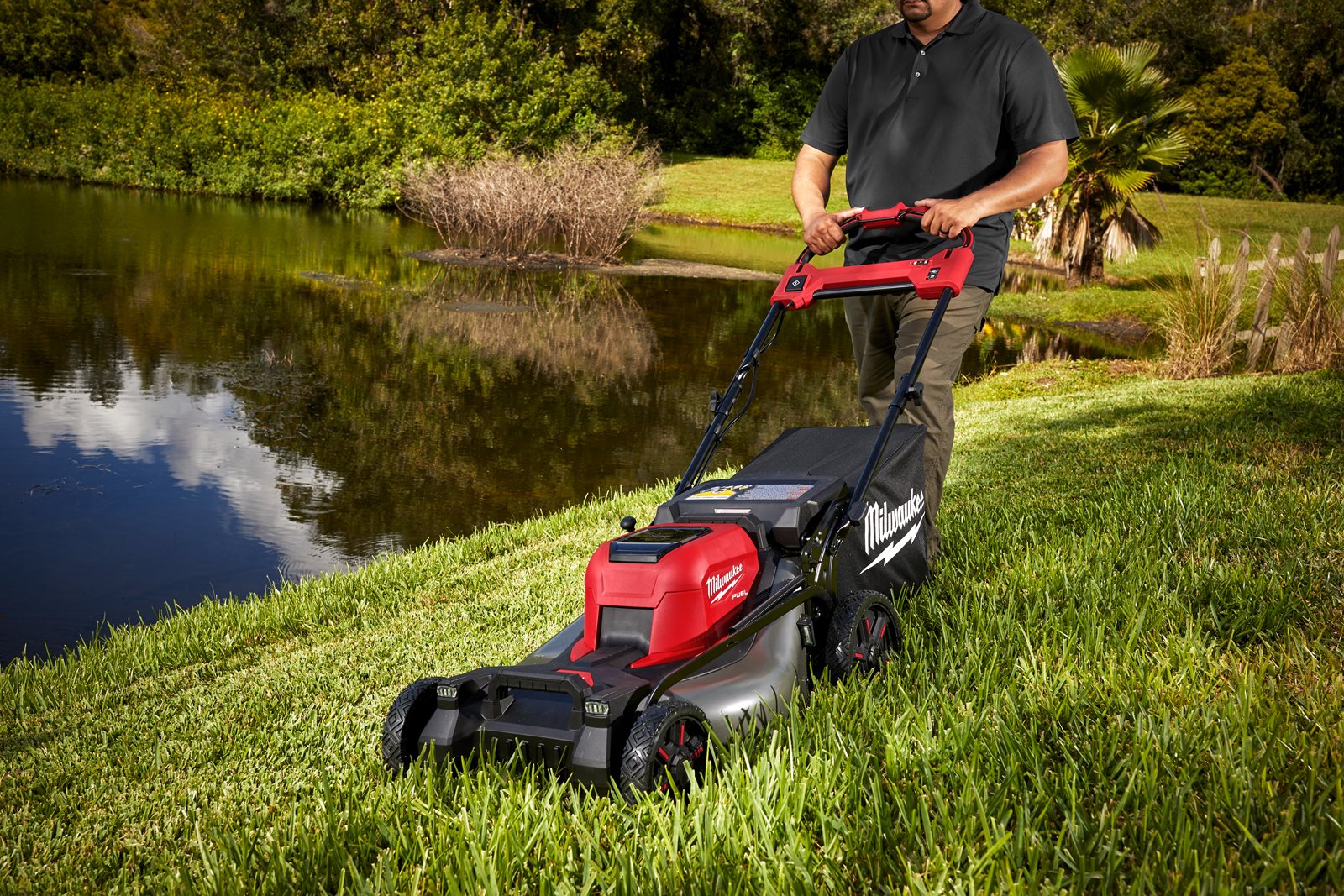Mașină de tuns gazonul autopropulsată 53 cm M18 FUEL Milwaukee M18 F2LM53-0 - in utilizare 18