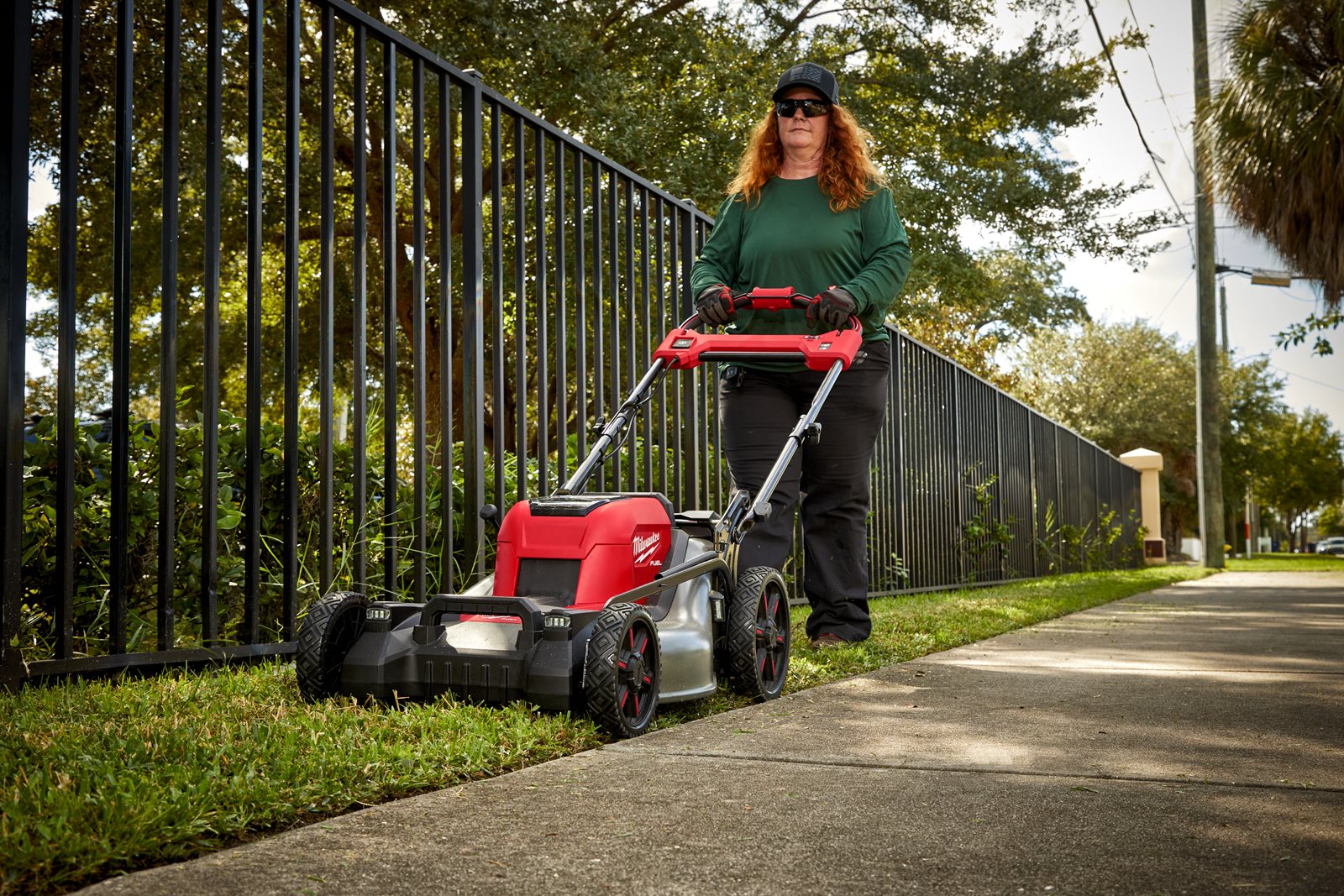 Mașină de tuns gazonul autopropulsată 53 cm M18 FUEL Milwaukee M18 F2LM53-0 - in utilizare 19