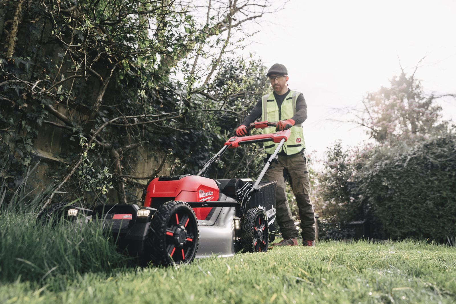 Mașină de tuns gazonul autopropulsată 53 cm M18 FUEL Milwaukee M18 F2LM53-0 - in utilizare 2