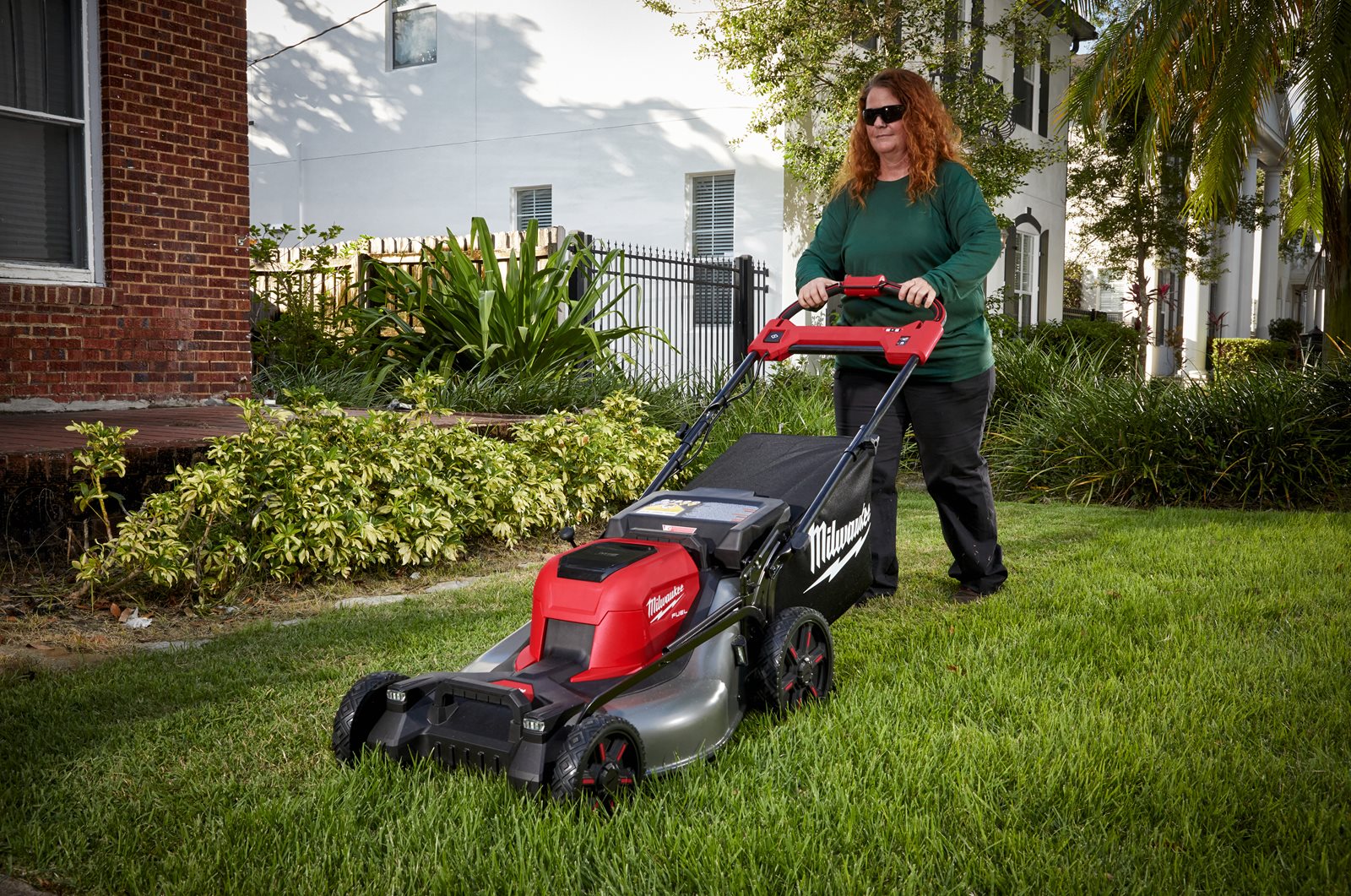 Mașină de tuns gazonul autopropulsată 53 cm M18 FUEL Milwaukee M18 F2LM53-0 - in utilizare 20