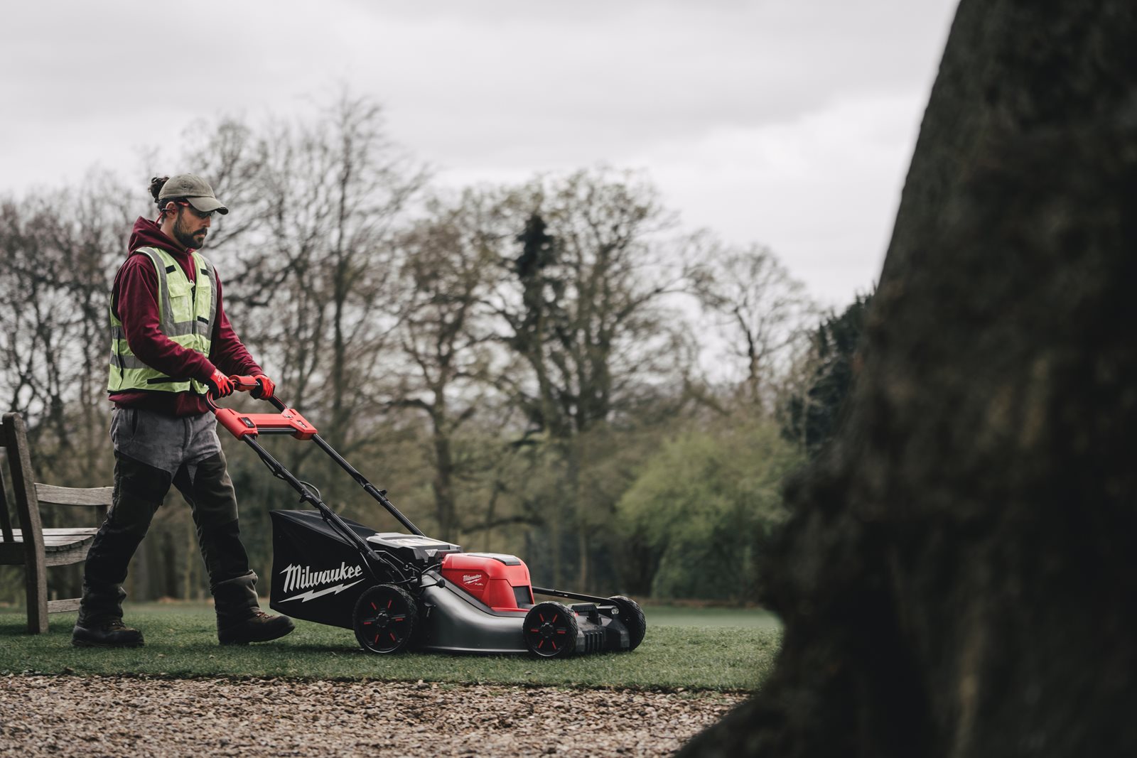 Mașină de tuns gazonul autopropulsată 53 cm M18 FUEL Milwaukee M18 F2LM53-0 - in utilizare 3