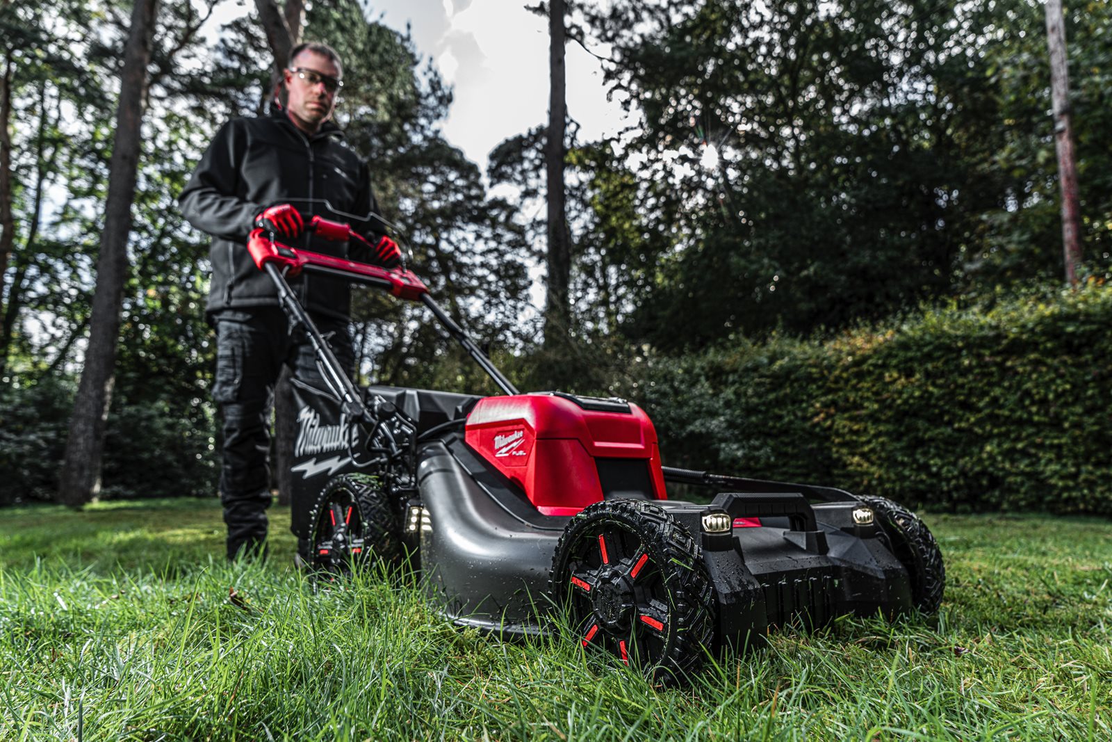 Mașină de tuns gazonul autopropulsată 53 cm M18 FUEL Milwaukee M18 F2LM53-0 - in utilizare 4
