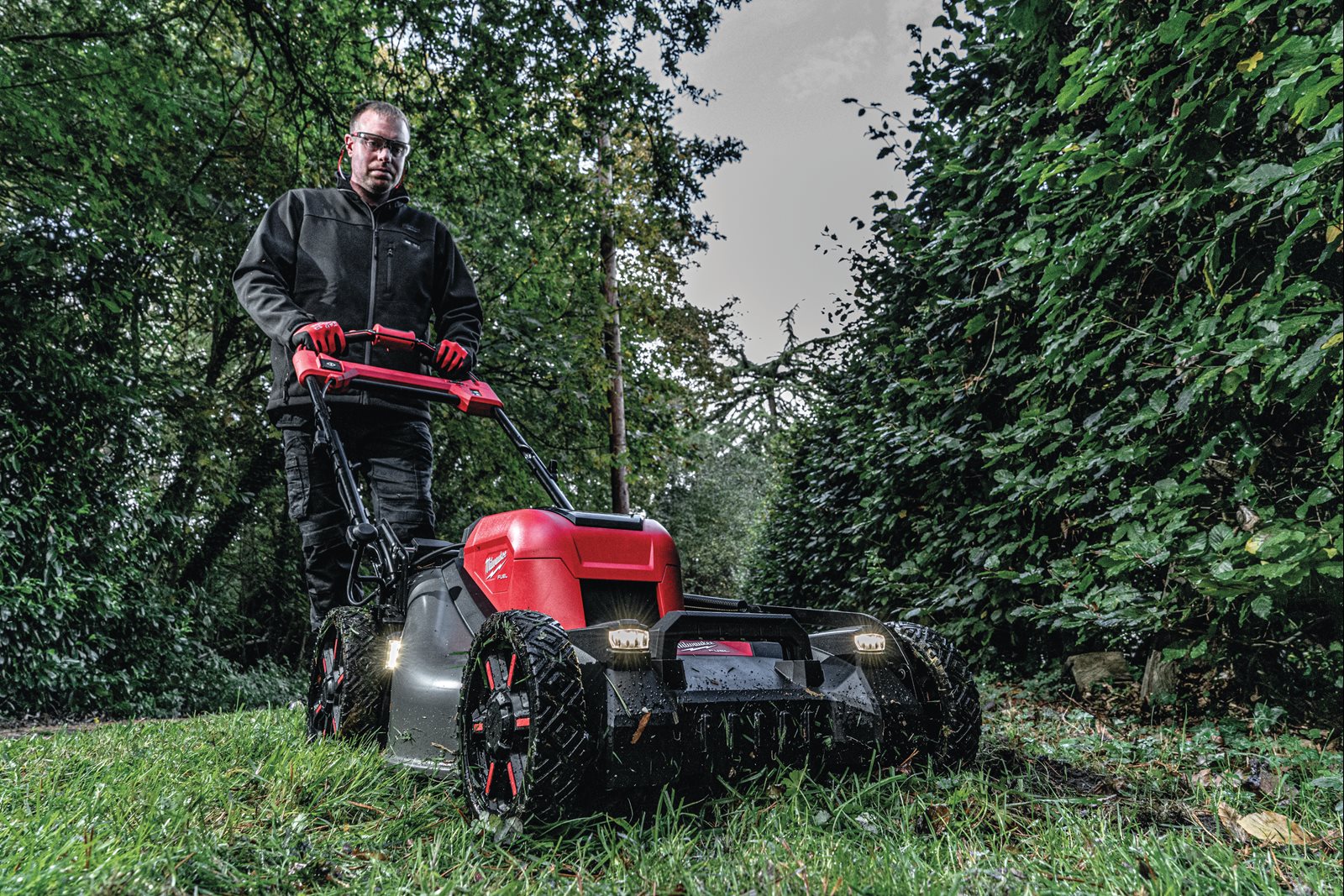 Mașină de tuns gazonul autopropulsată 53 cm M18 FUEL Milwaukee M18 F2LM53-0 - in utilizare 5
