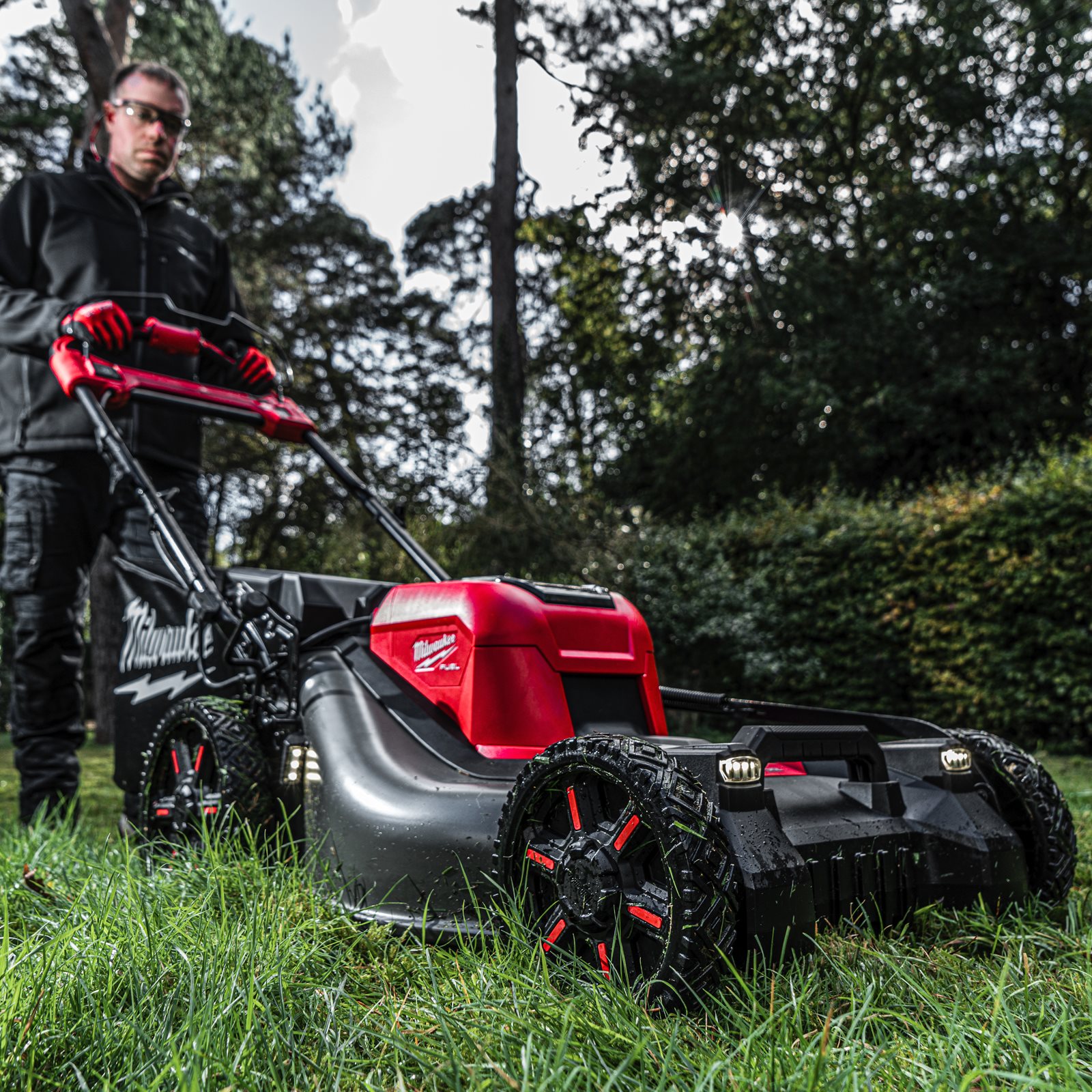 Mașină de tuns gazonul autopropulsată 53 cm M18 FUEL Milwaukee M18 F2LM53-0 - in utilizare 6