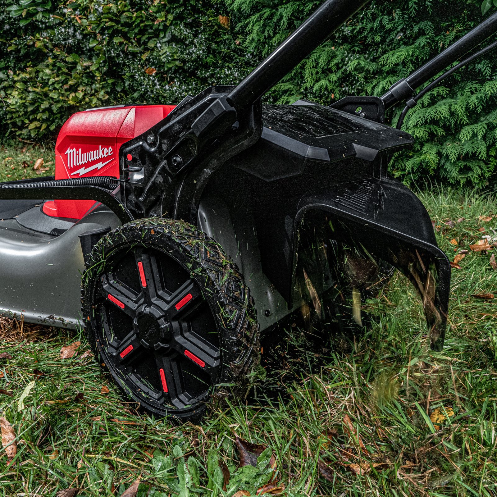 Mașină de tuns gazonul autopropulsată 53 cm M18 FUEL Milwaukee M18 F2LM53-0 - in utilizare 7