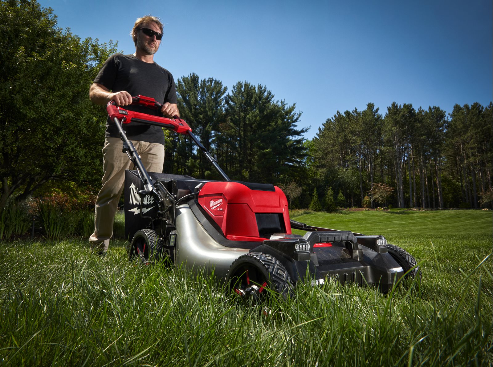 Mașină de tuns gazonul autopropulsată 53 cm M18 FUEL Milwaukee M18 F2LM53-0 - in utilizare 8