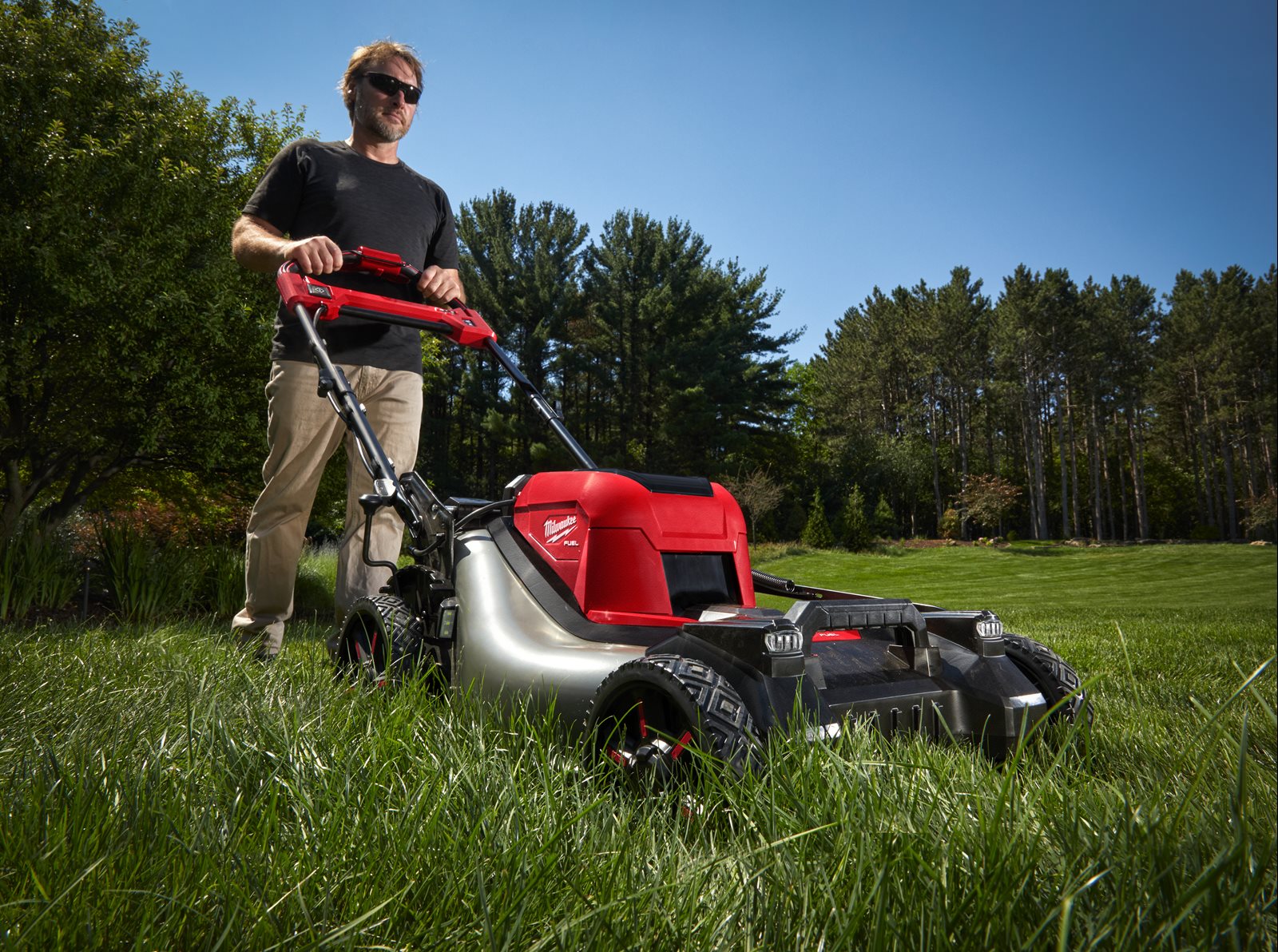 Mașină de tuns gazonul autopropulsată 53 cm M18 FUEL Milwaukee M18 F2LM53-0 - in utilizare 9