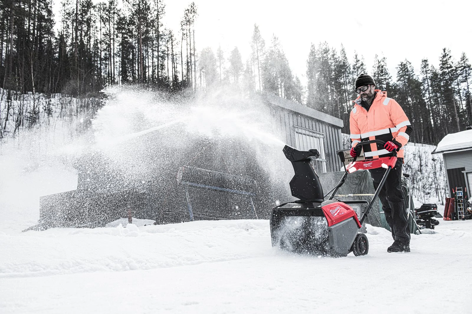 Freză de zapadă M18 FUEL cu expulzare directă Milwaukee M18 F2SSBL-0 - in utilizare 1