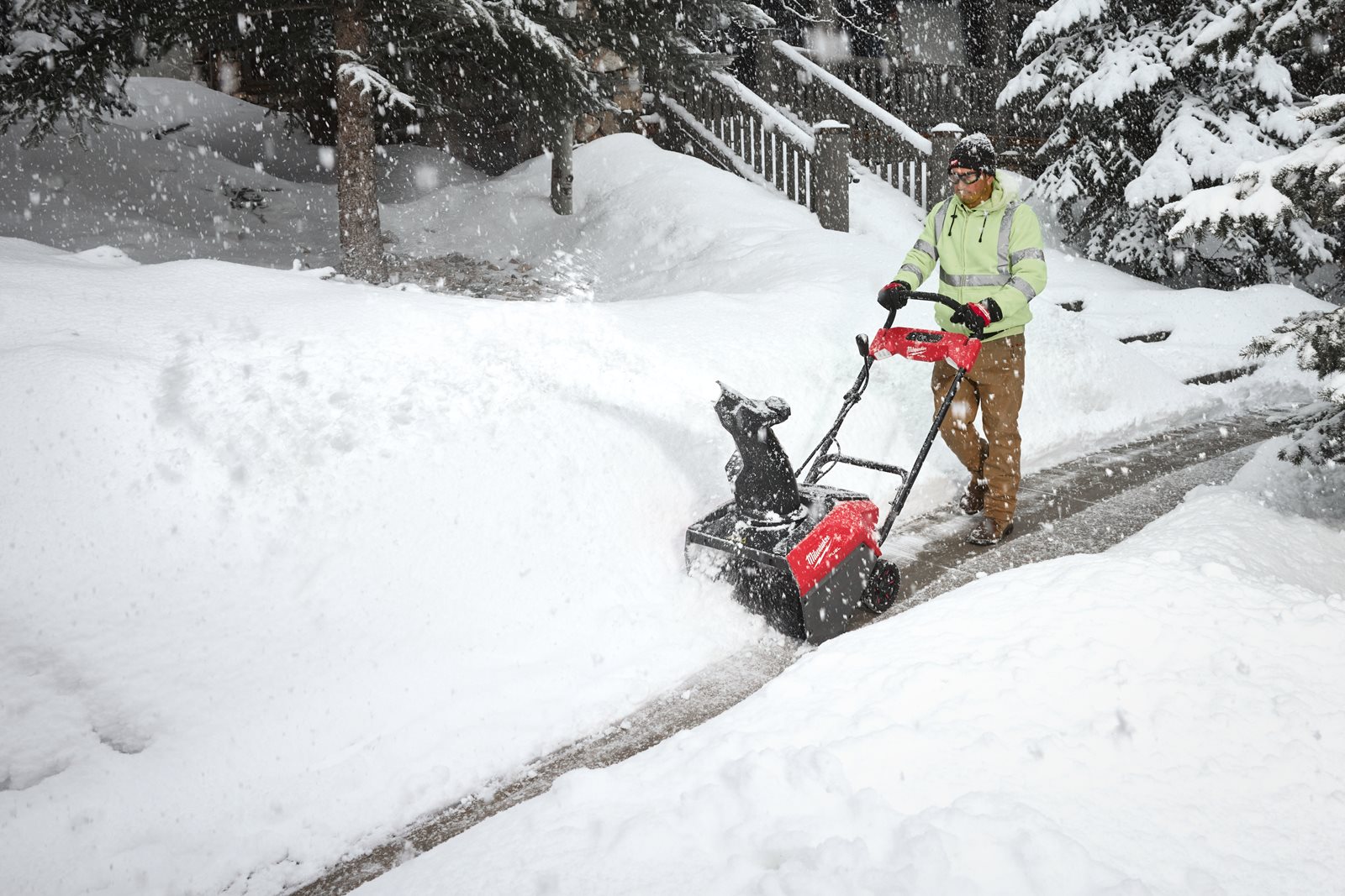 Freză de zapadă M18 FUEL cu expulzare directă Milwaukee M18 F2SSBL-0 - in utilizare 13