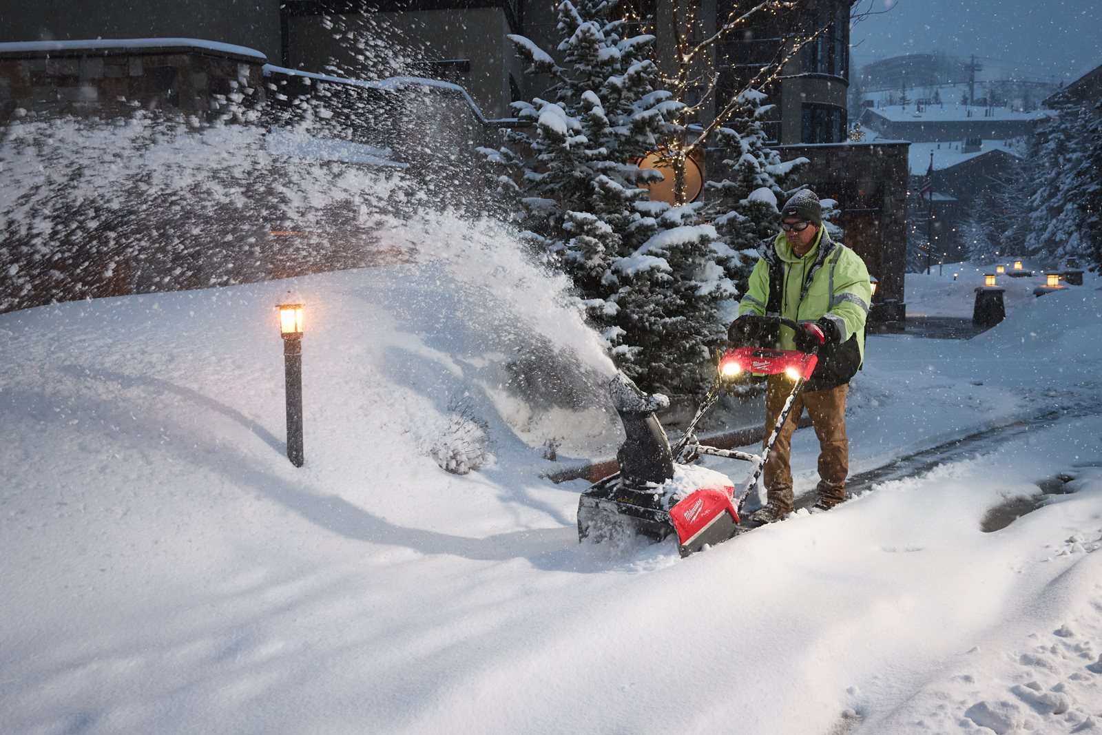 Freză de zapadă M18 FUEL cu expulzare directă Milwaukee M18 F2SSBL-0 - in utilizare 14