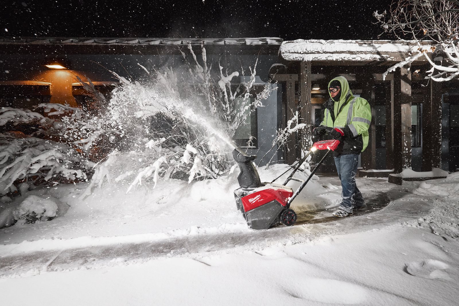 Freză de zapadă M18 FUEL cu expulzare directă Milwaukee M18 F2SSBL-0 - in utilizare 18