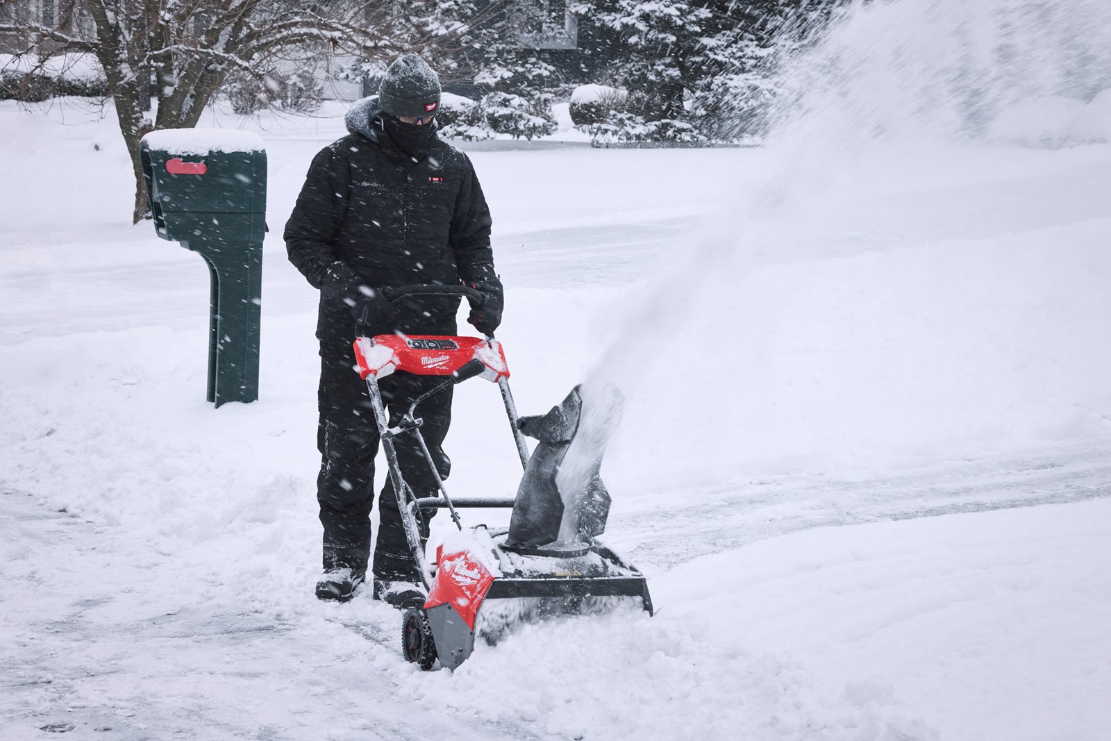 Freză de zapadă M18 FUEL cu expulzare directă Milwaukee M18 F2SSBL-0 - in utilizare 2
