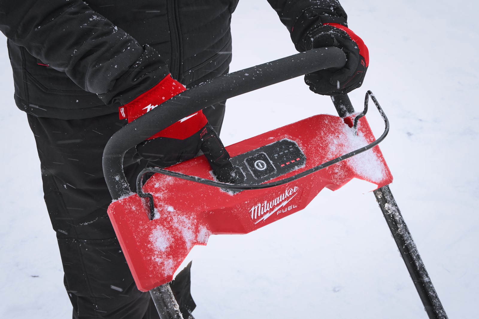 Freză de zapadă M18 FUEL cu expulzare directă Milwaukee M18 F2SSBL-0 - in utilizare 3