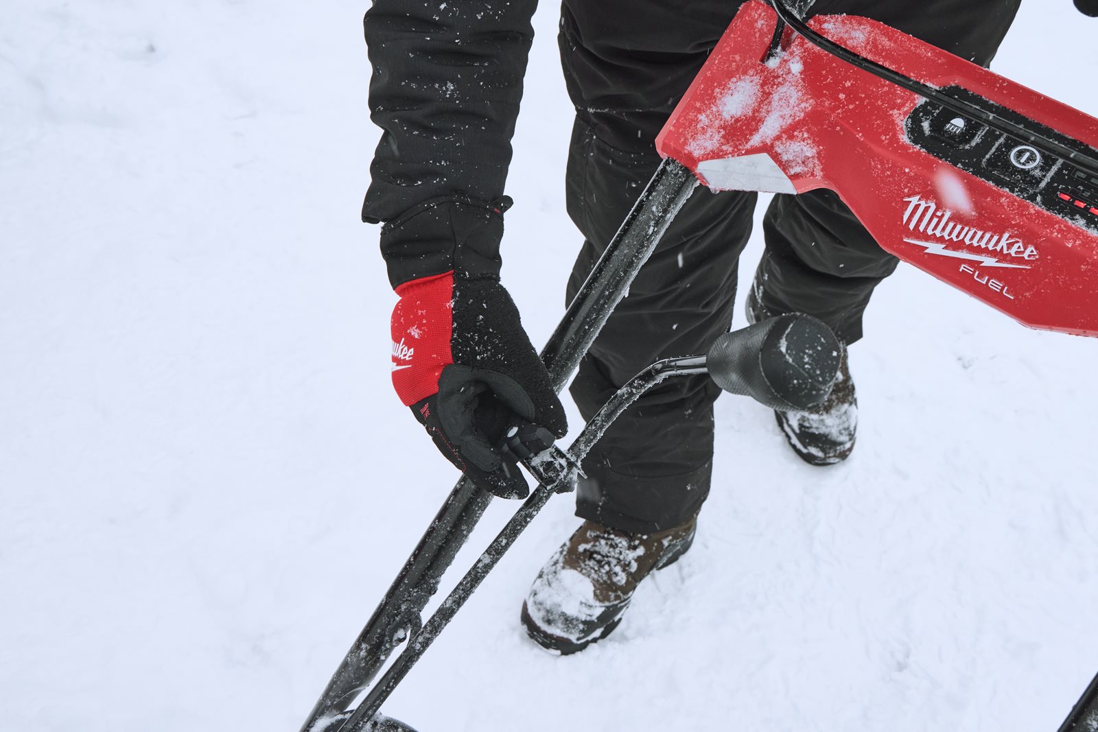 Freză de zapadă M18 FUEL cu expulzare directă Milwaukee M18 F2SSBL-0 - in utilizare 4