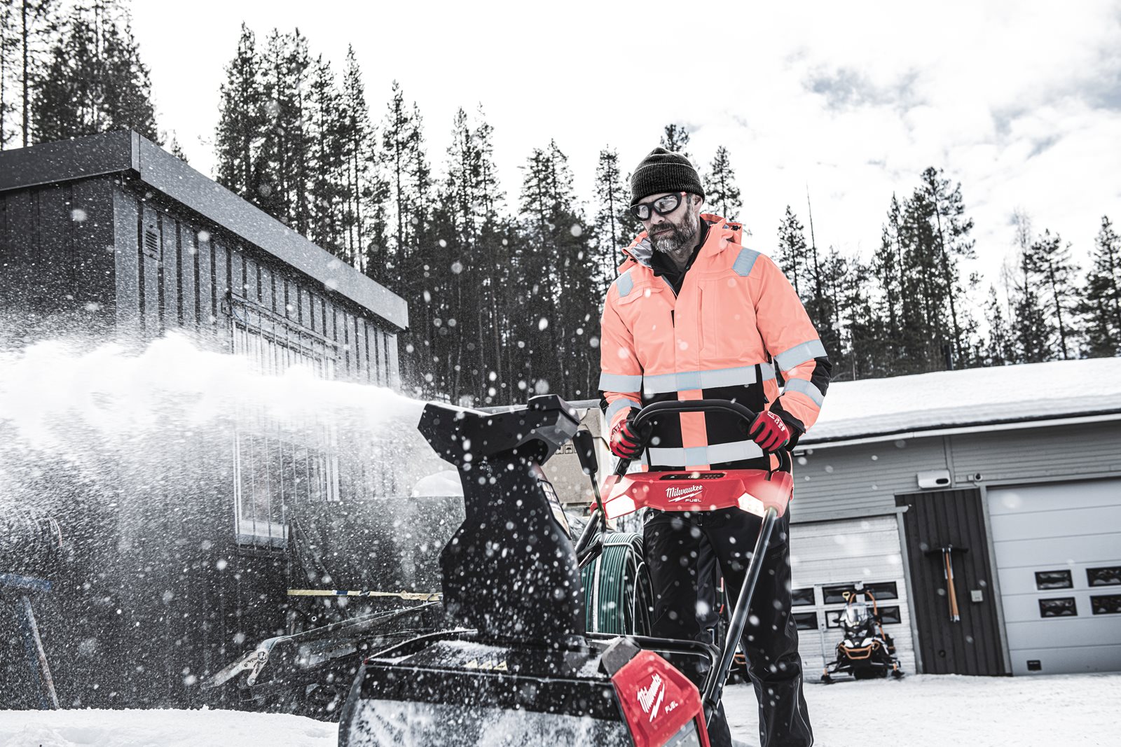 Freză de zapadă M18 FUEL cu expulzare directă Milwaukee M18 F2SSBL-0 - in utilizare 5